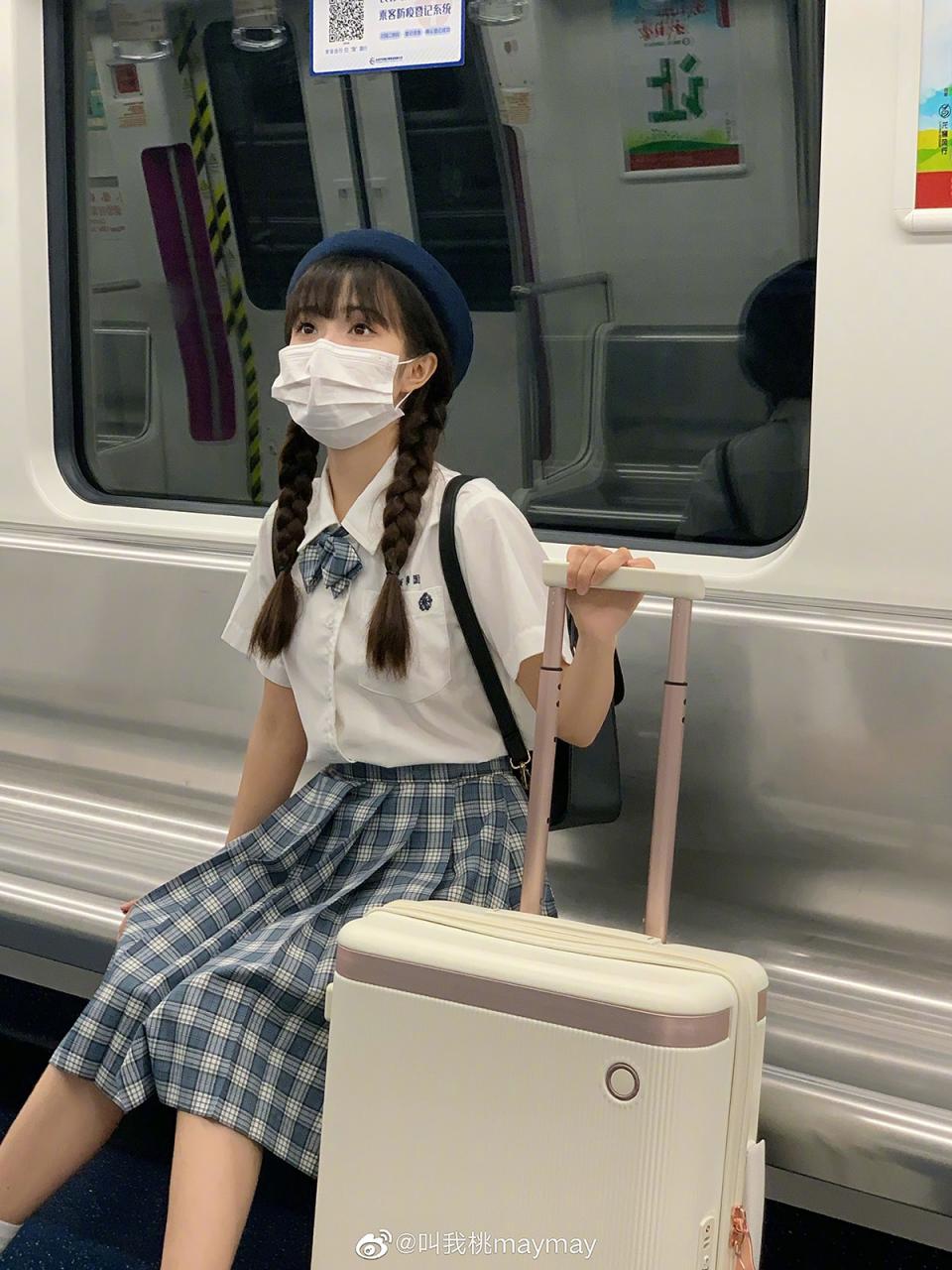 最新潮流?《女高中生JK至服新穿法》裙子秒变上衣惹争议!插图1 最新潮流?《女高中生JK至服新穿法》裙子秒变上衣惹争议!插图1