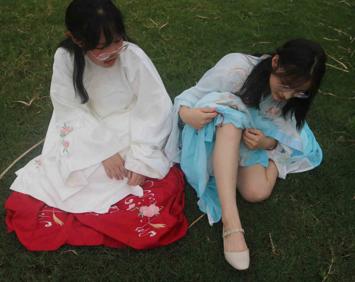 眼睛小解解汉服草地拍脚 [263P/190M]插图