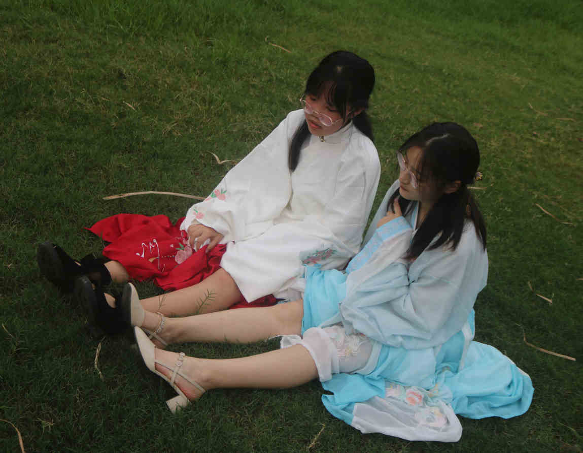 眼睛小解解汉服草地拍脚 [263P/190M]插图4