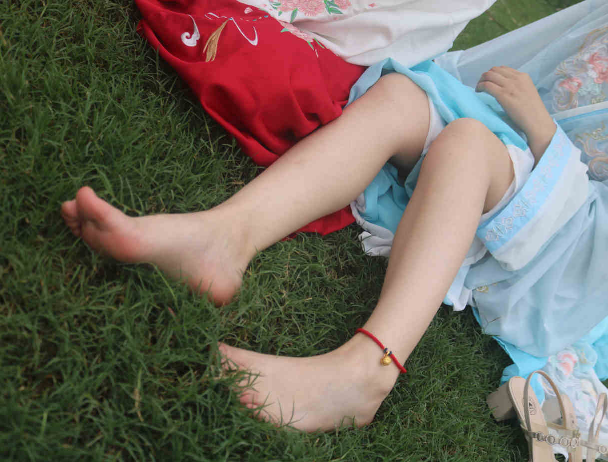 眼睛小解解汉服草地拍脚 [263P/190M]插图3