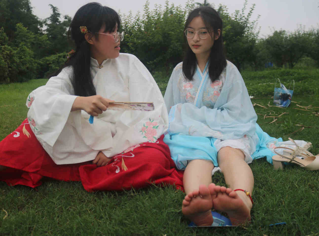 眼睛小解解汉服草地拍脚 [263P/190M]插图5