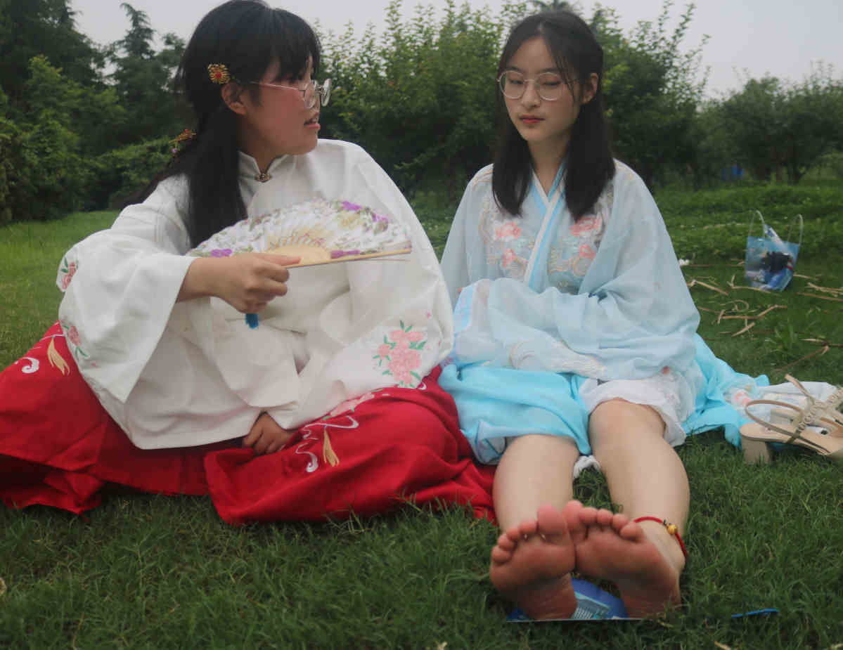 眼睛小解解汉服草地拍脚 [263P/190M]插图2