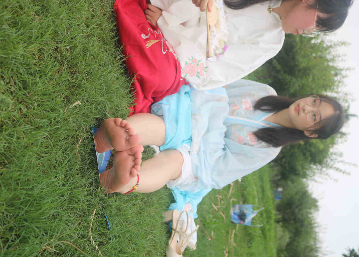 眼睛小解解汉服草地拍脚 [263P/190M]插图1