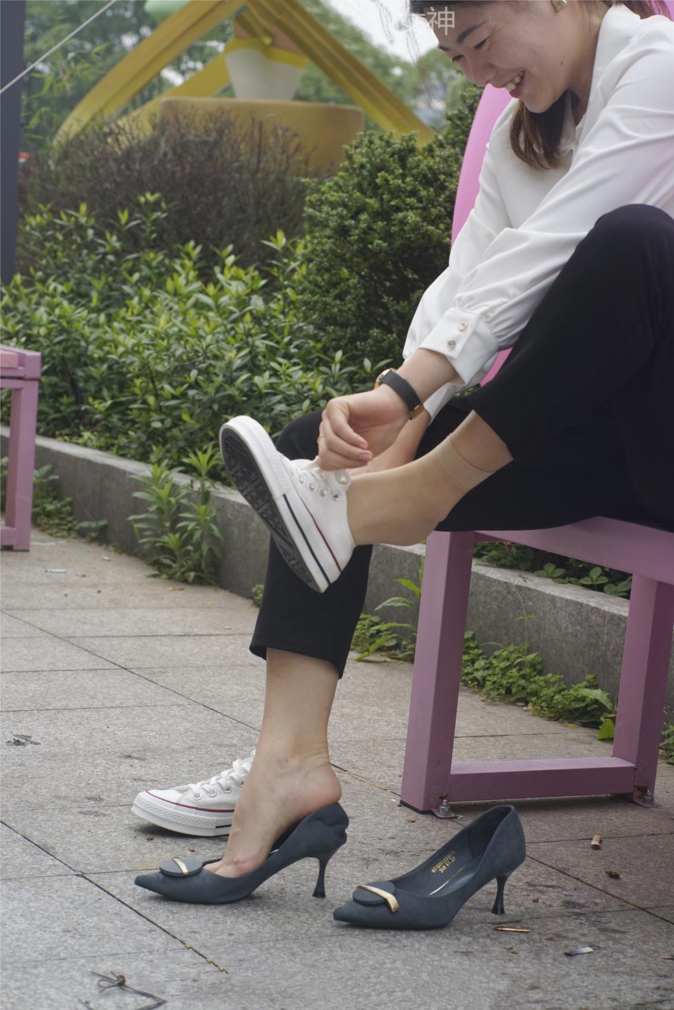 初夏女神040期 小悦悦~《职场小白》下班回家之路 [129P/1V/5.47G]插图1