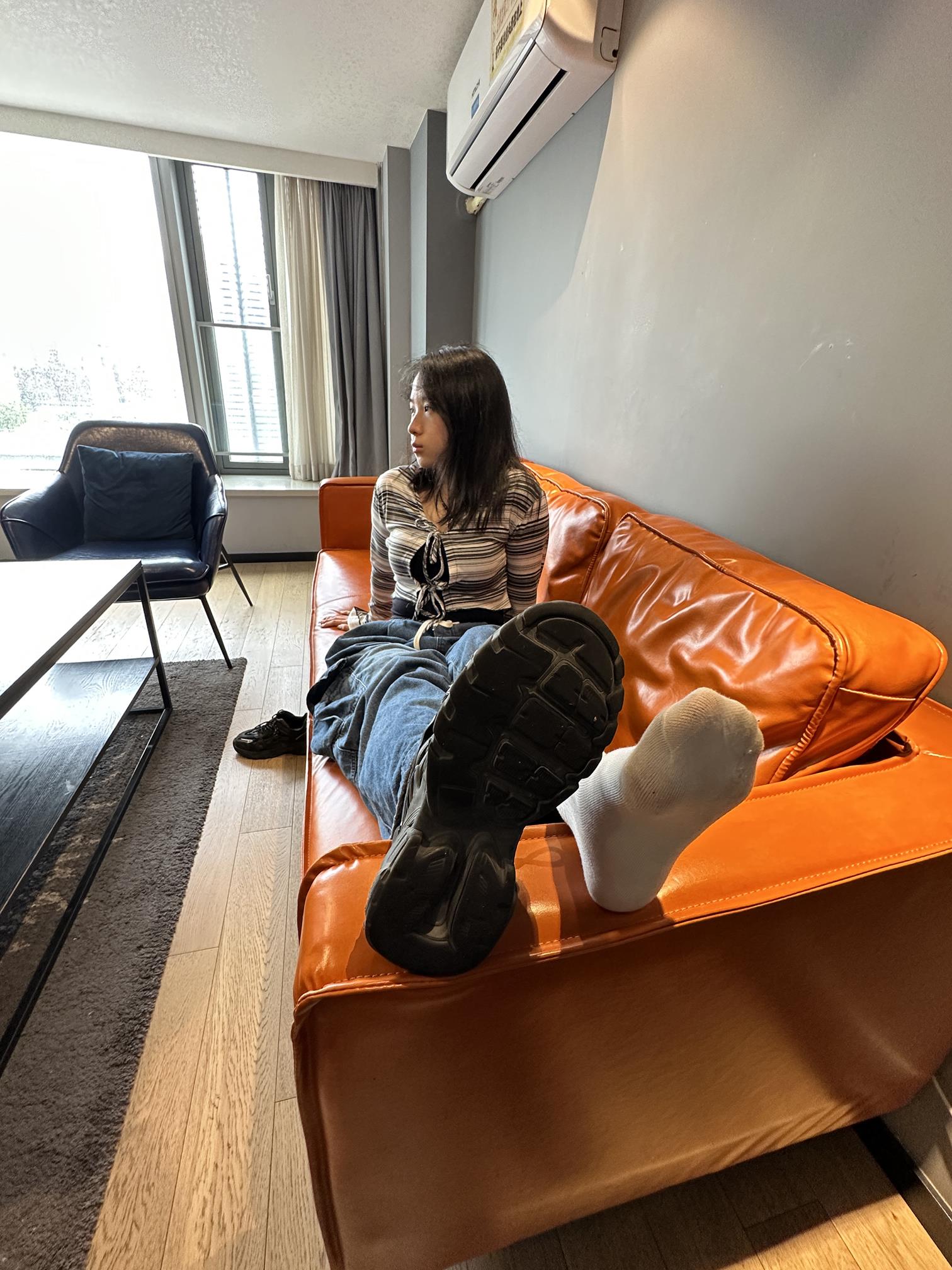 00后篮球馆收银小妹第二期牛仔裤白棉袜脚裸足 [358P/5V/5.92G]插图1