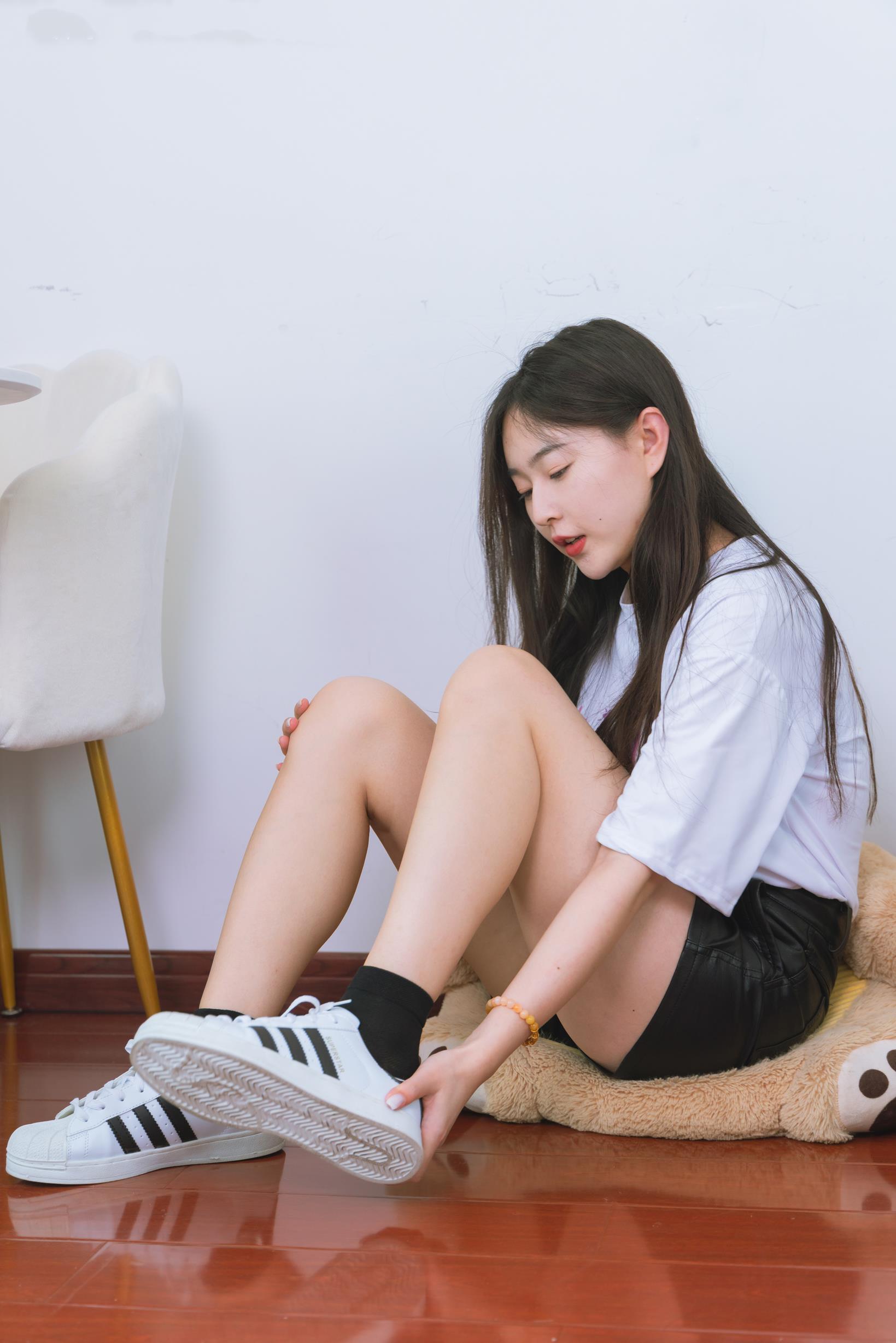 勿恋传媒 1716 美兔纯白山茶花小白鞋黑棉袜脚 [140P/1V/4G]插图