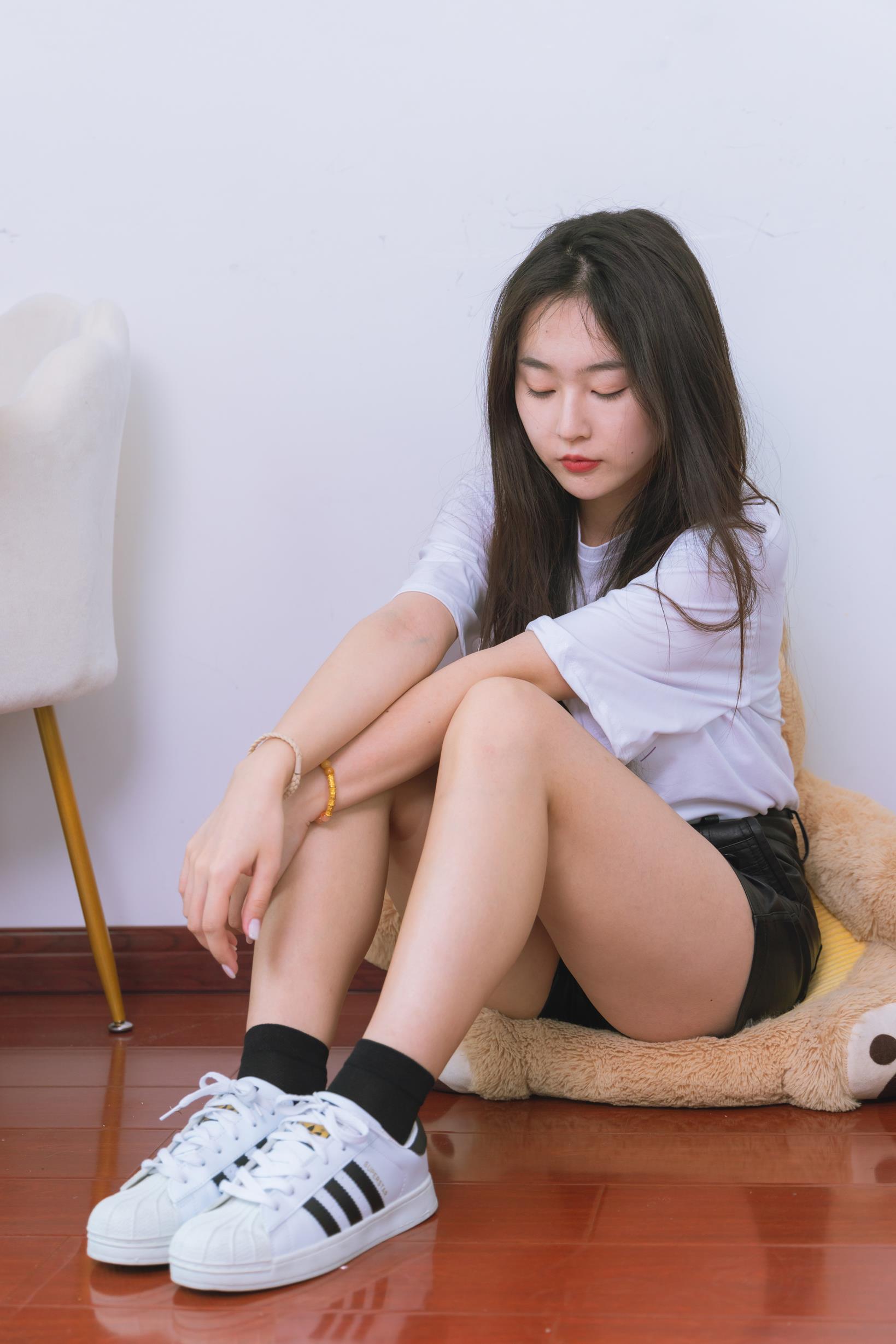 勿恋传媒 1716 美兔纯白山茶花小白鞋黑棉袜脚 [140P/1V/4G]插图9