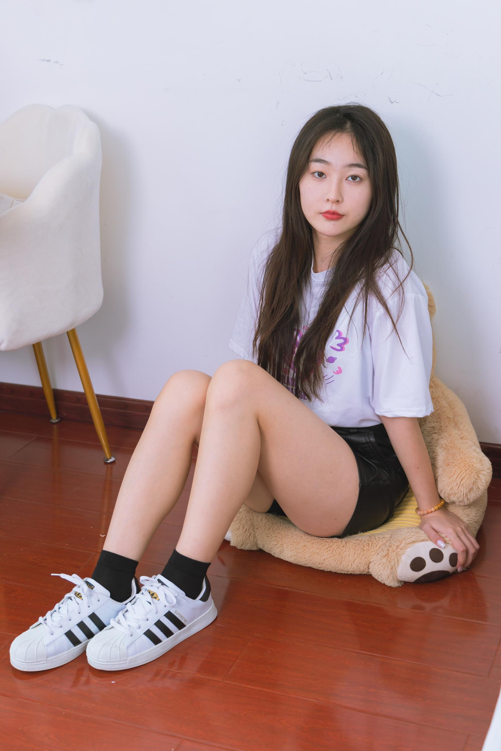 勿恋传媒 1716 美兔纯白山茶花小白鞋黑棉袜脚 [140P/1V/4G]插图10