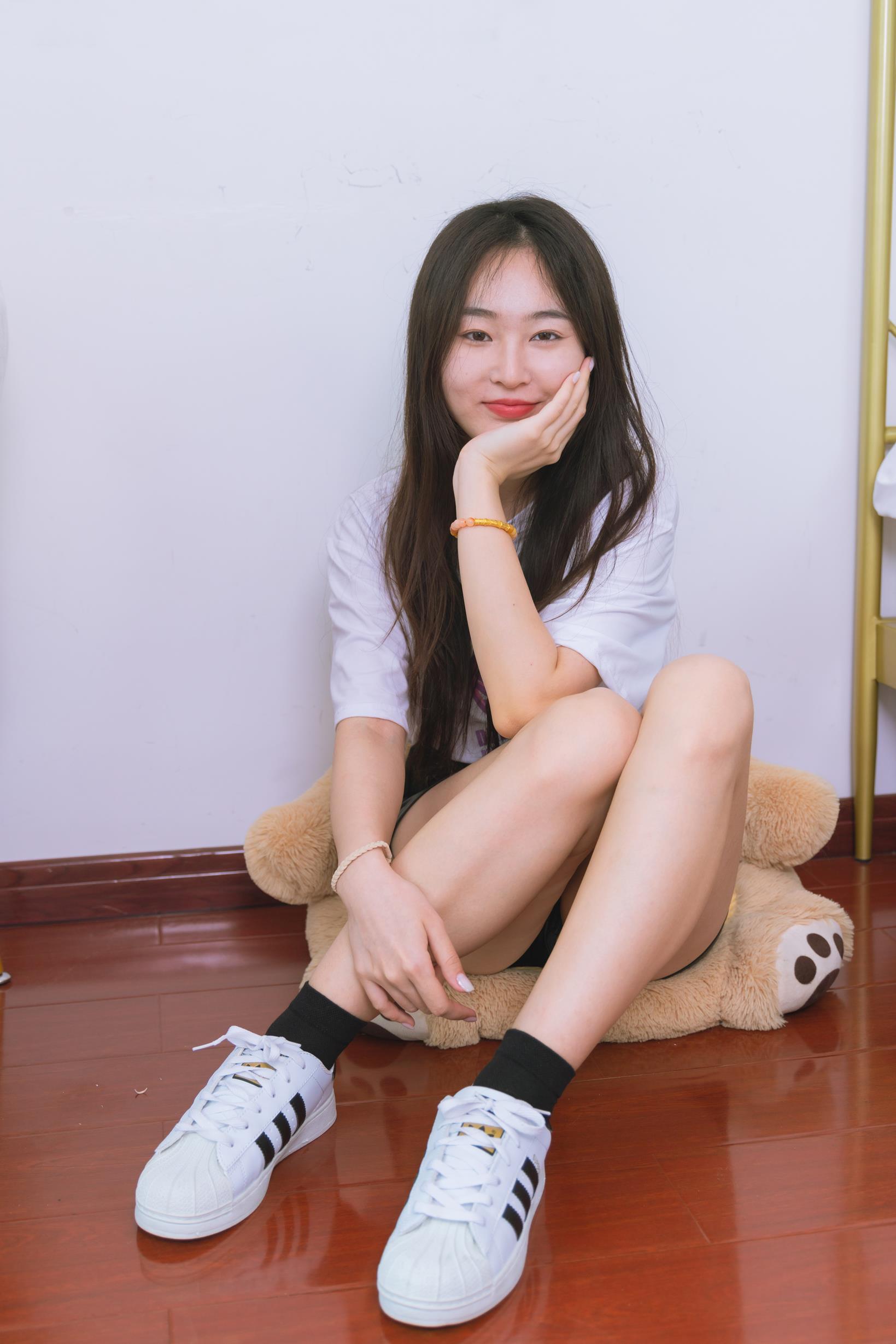 勿恋传媒 1716 美兔纯白山茶花小白鞋黑棉袜脚 [140P/1V/4G]插图11