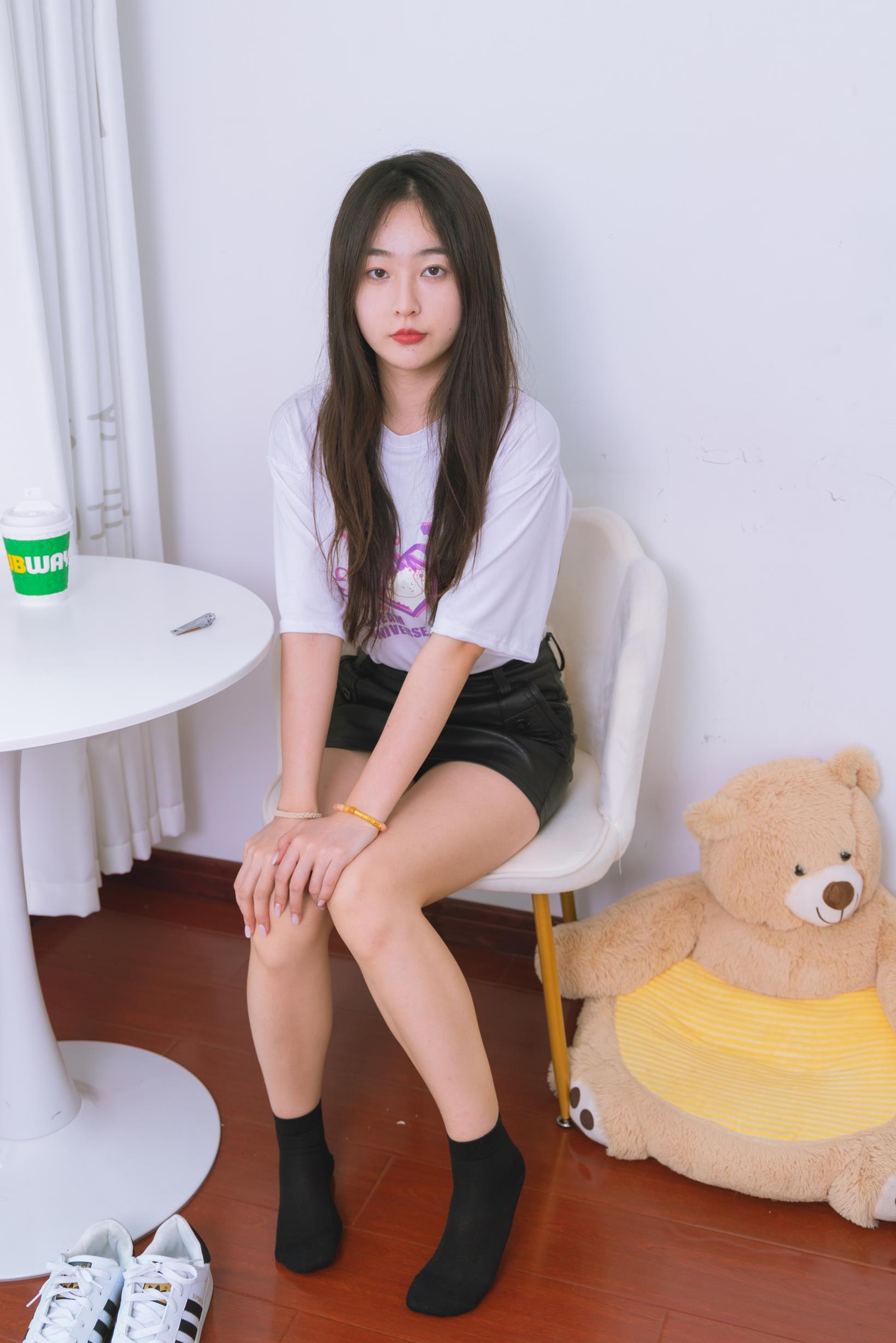 勿恋传媒 1716 美兔纯白山茶花小白鞋黑棉袜脚 [140P/1V/4G]插图13