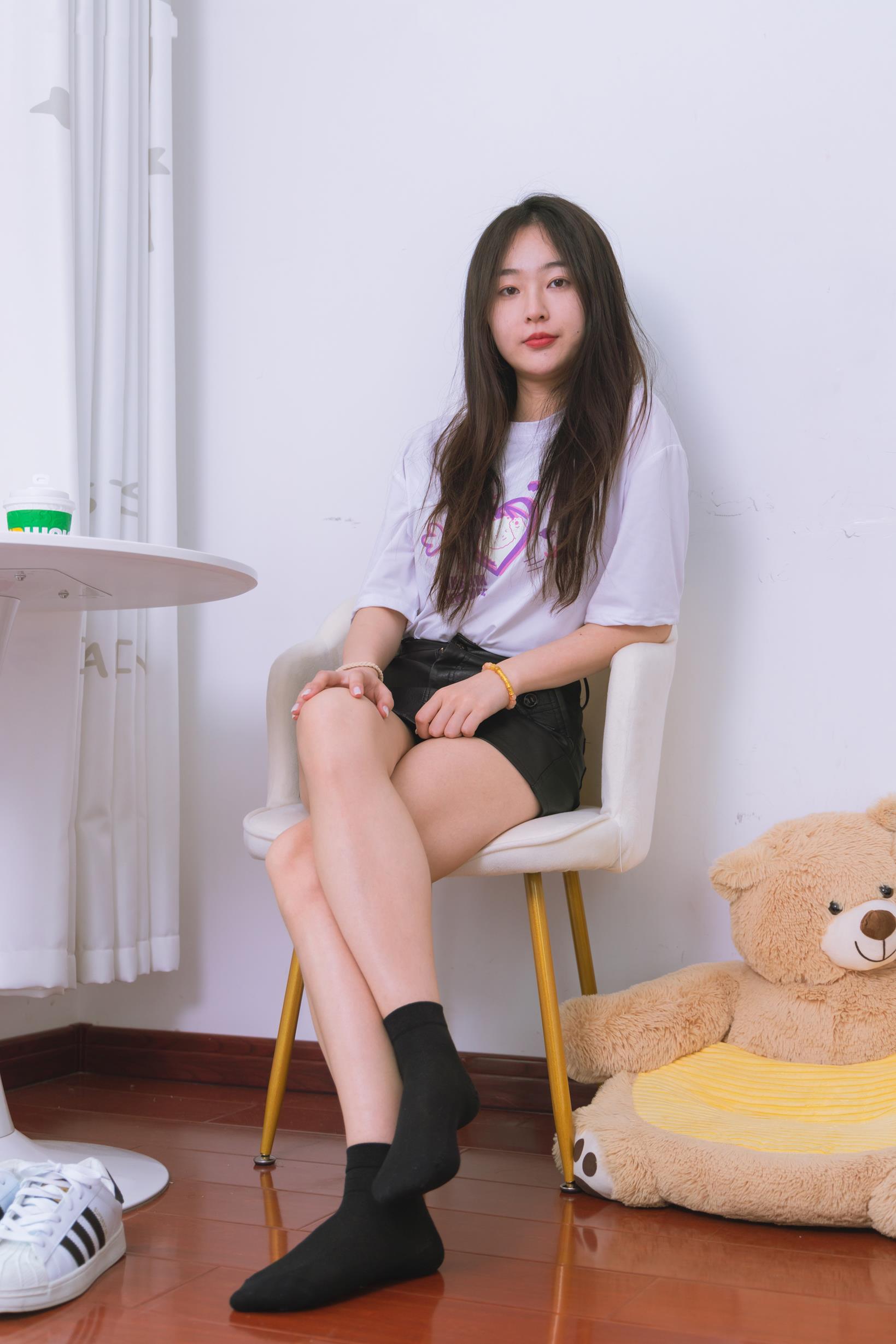 勿恋传媒 1716 美兔纯白山茶花小白鞋黑棉袜脚 [140P/1V/4G]插图6