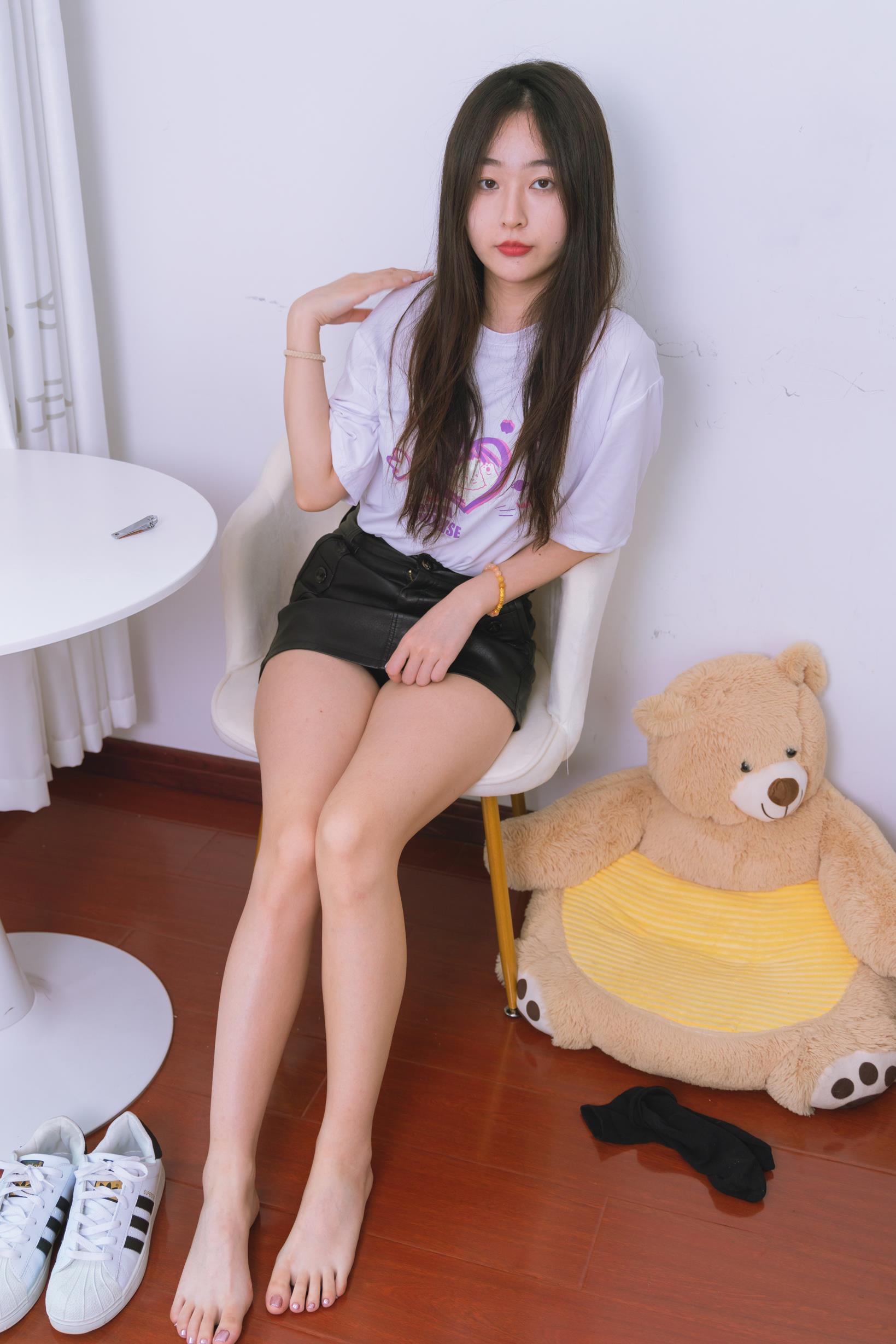 勿恋传媒 1716 美兔纯白山茶花小白鞋黑棉袜脚 [140P/1V/4G]插图15