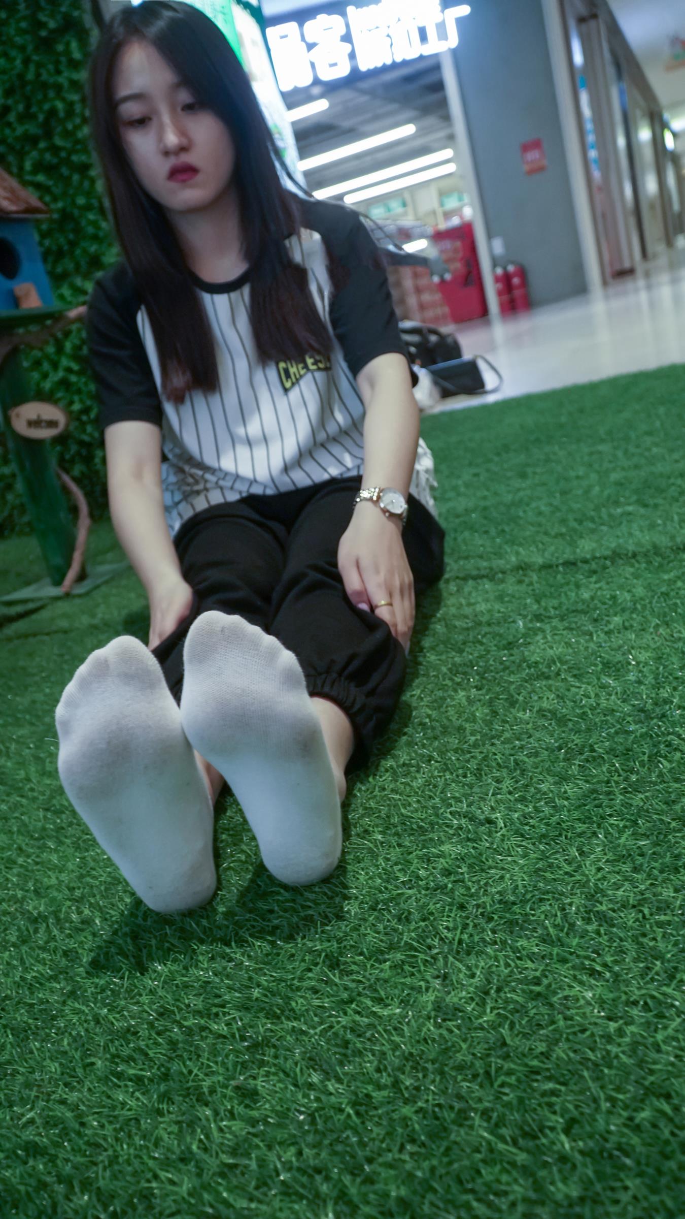 爱丫摄影 未来城黑白衣白棉袜船袜脚全程 [190P/2V/9.73G]插图6