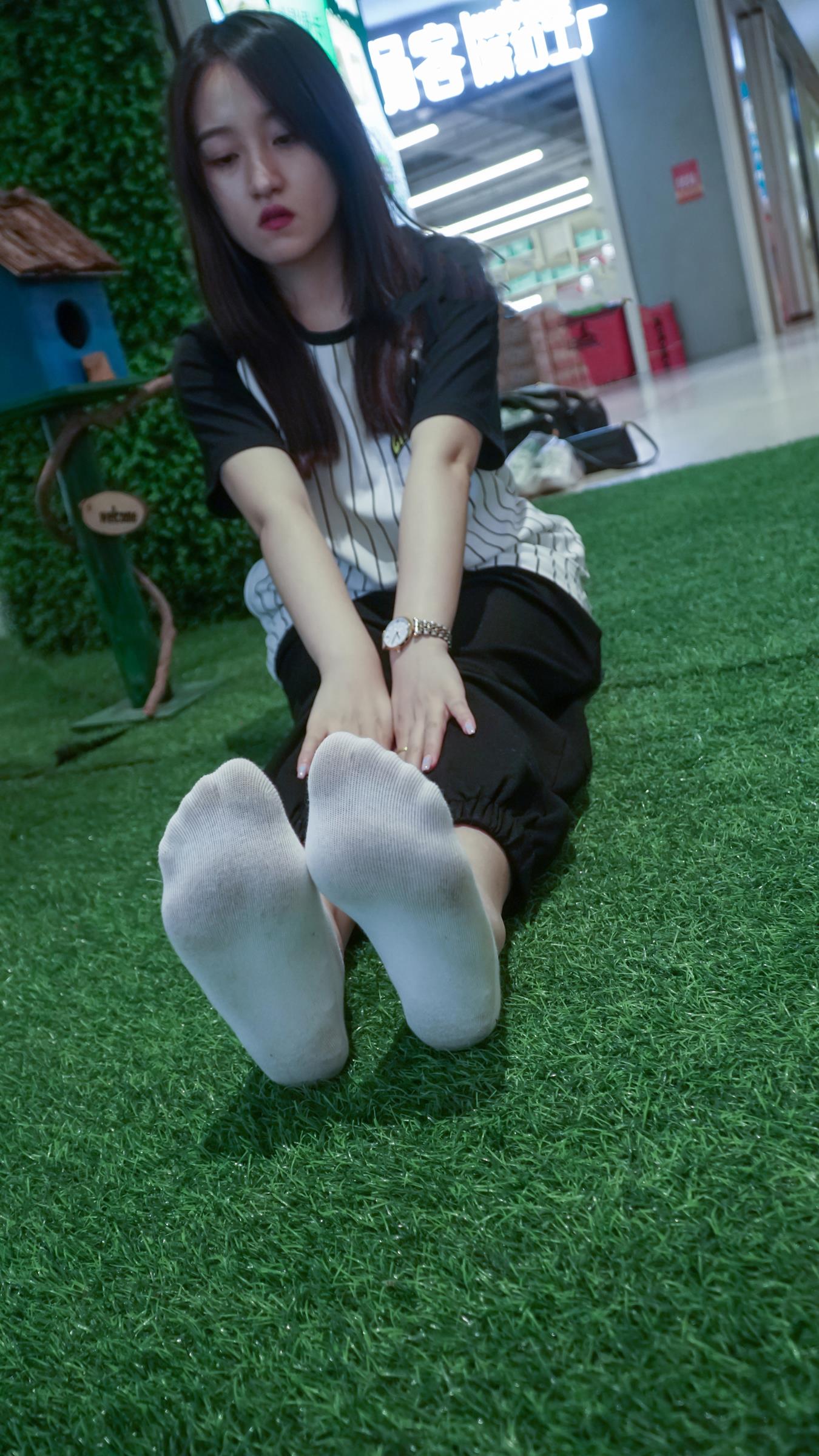 爱丫摄影 未来城黑白衣白棉袜船袜脚全程 [190P/2V/9.73G]插图7