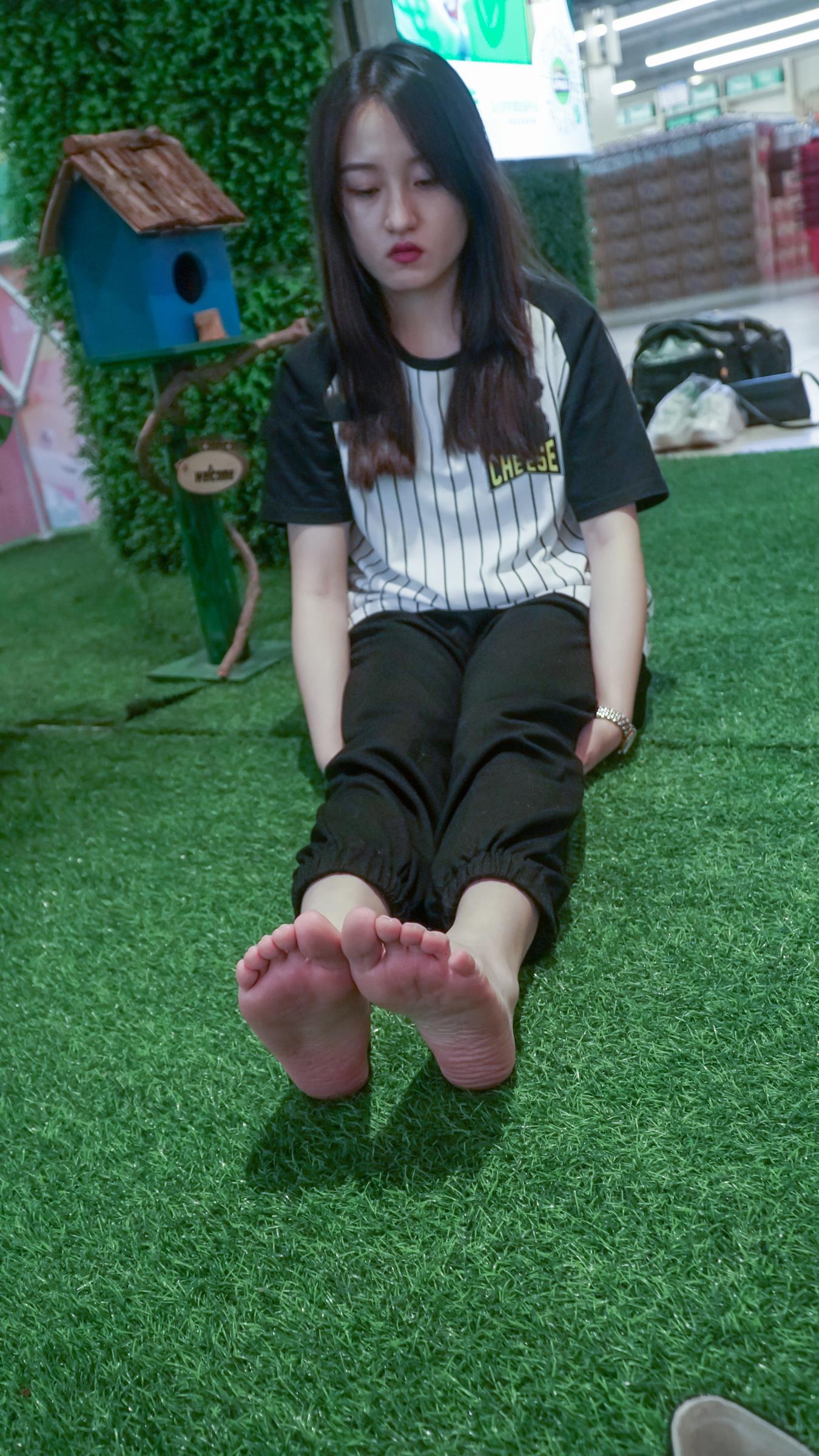 爱丫摄影 未来城黑白衣白棉袜船袜脚全程 [190P/2V/9.73G]插图8