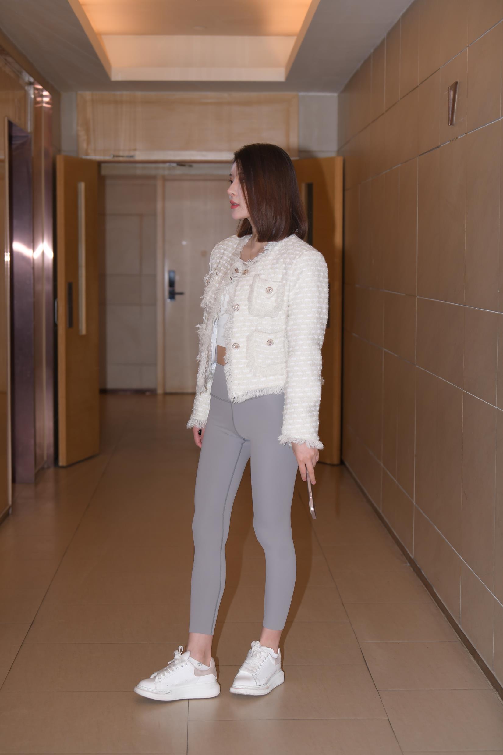 魔镜街拍 原版灰色瑜伽裤麦昆鞋棉白袜脚 [680P/1V/23.4G]插图