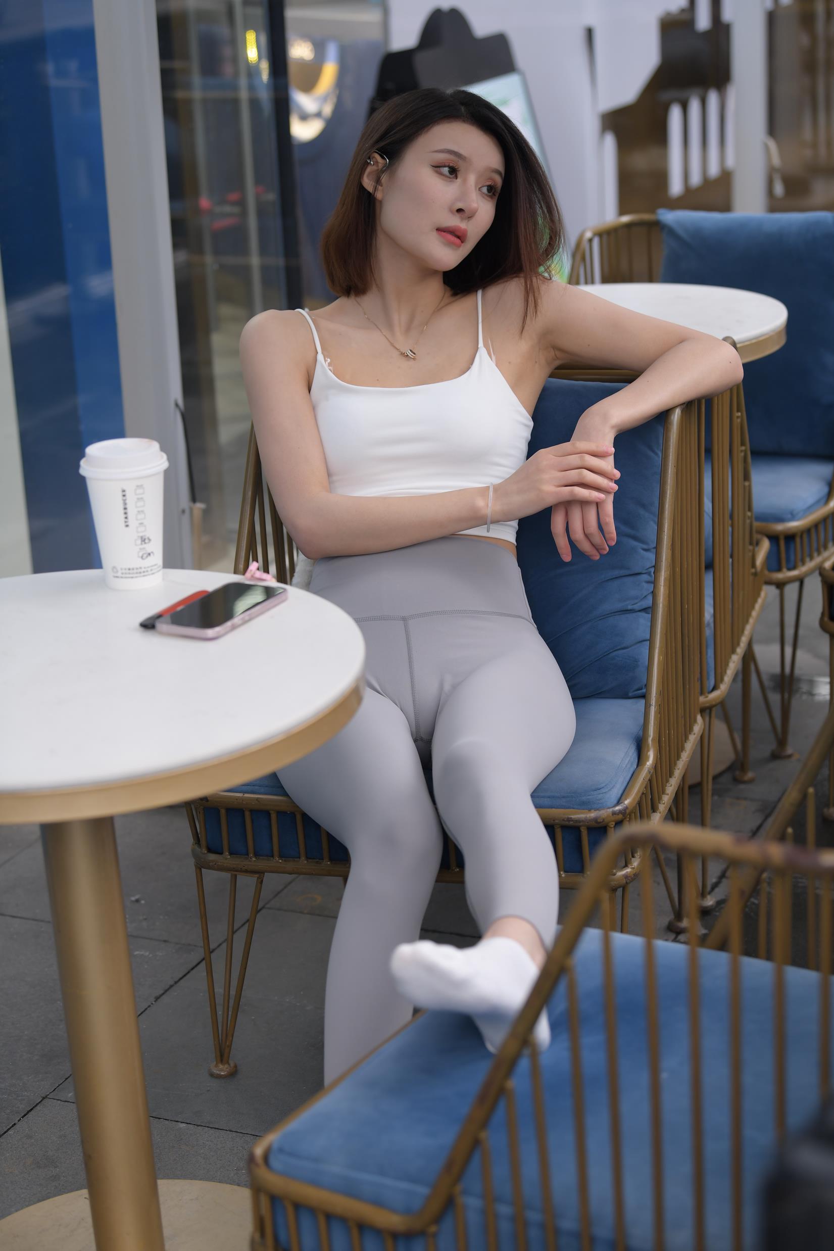 魔镜街拍 原版灰色瑜伽裤麦昆鞋棉白袜脚 [680P/1V/23.4G]插图5