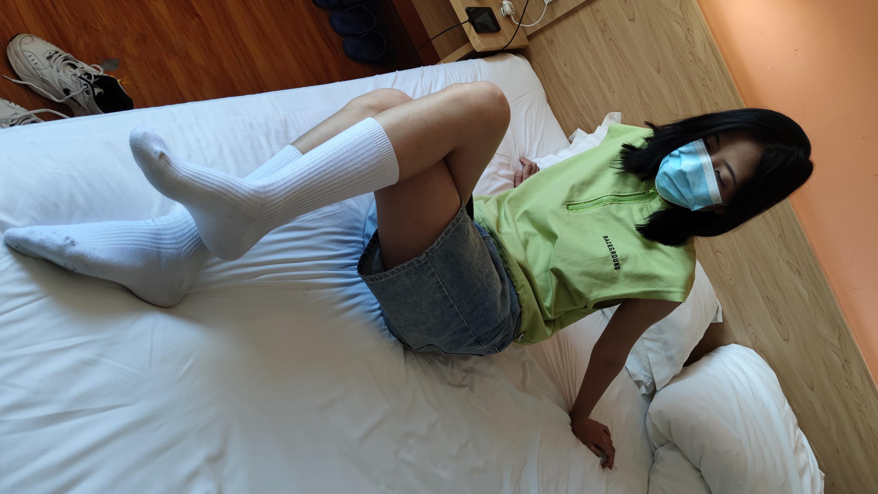 A拉：鱼鱼足影第60期牛仔短裤白棉袜 [228P/1V/1.22G]插图4