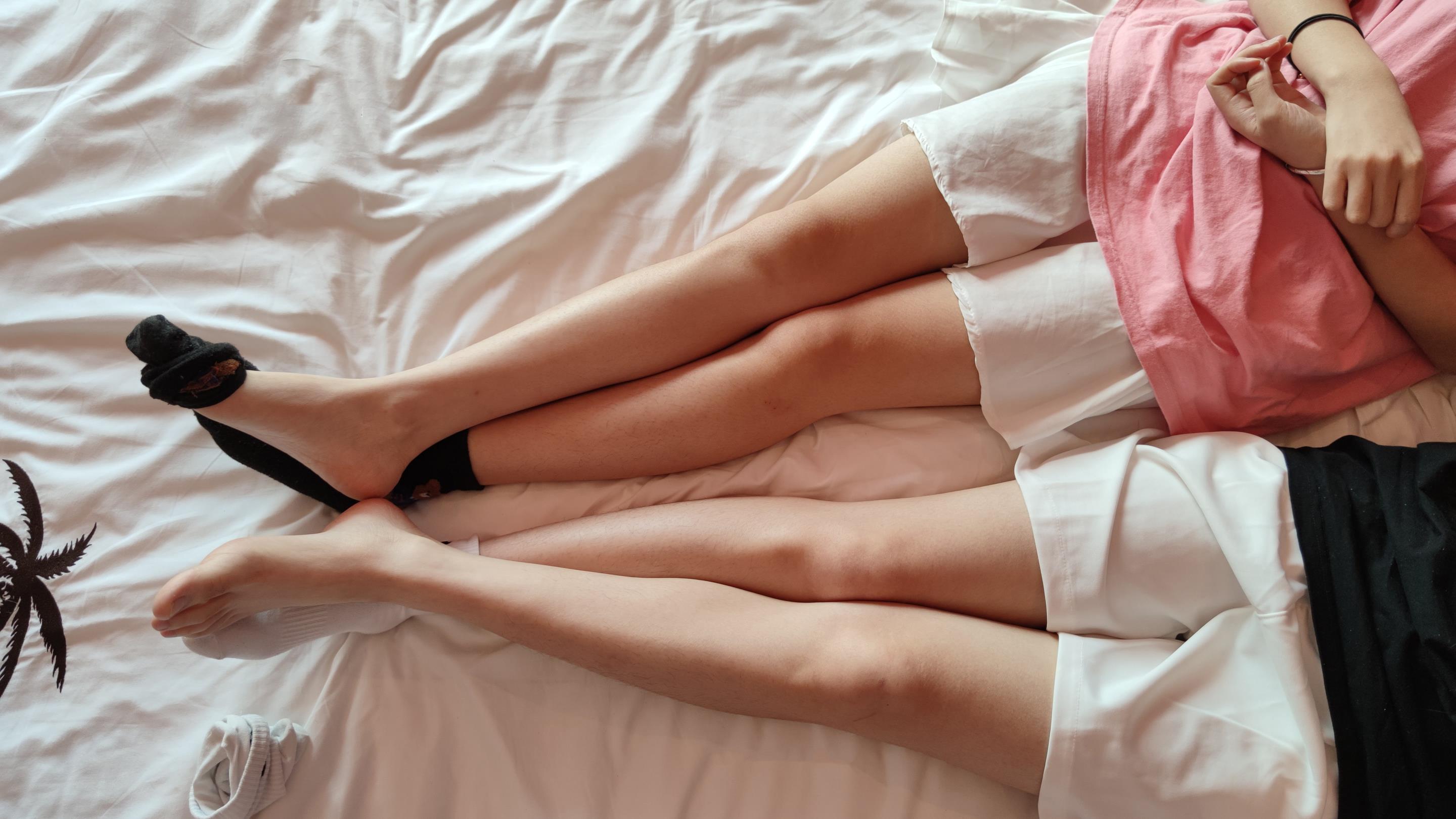 心动姐妹花：鱼鱼足影第67期黑白棉袜裸足 [149P/1V/505MB]插图1