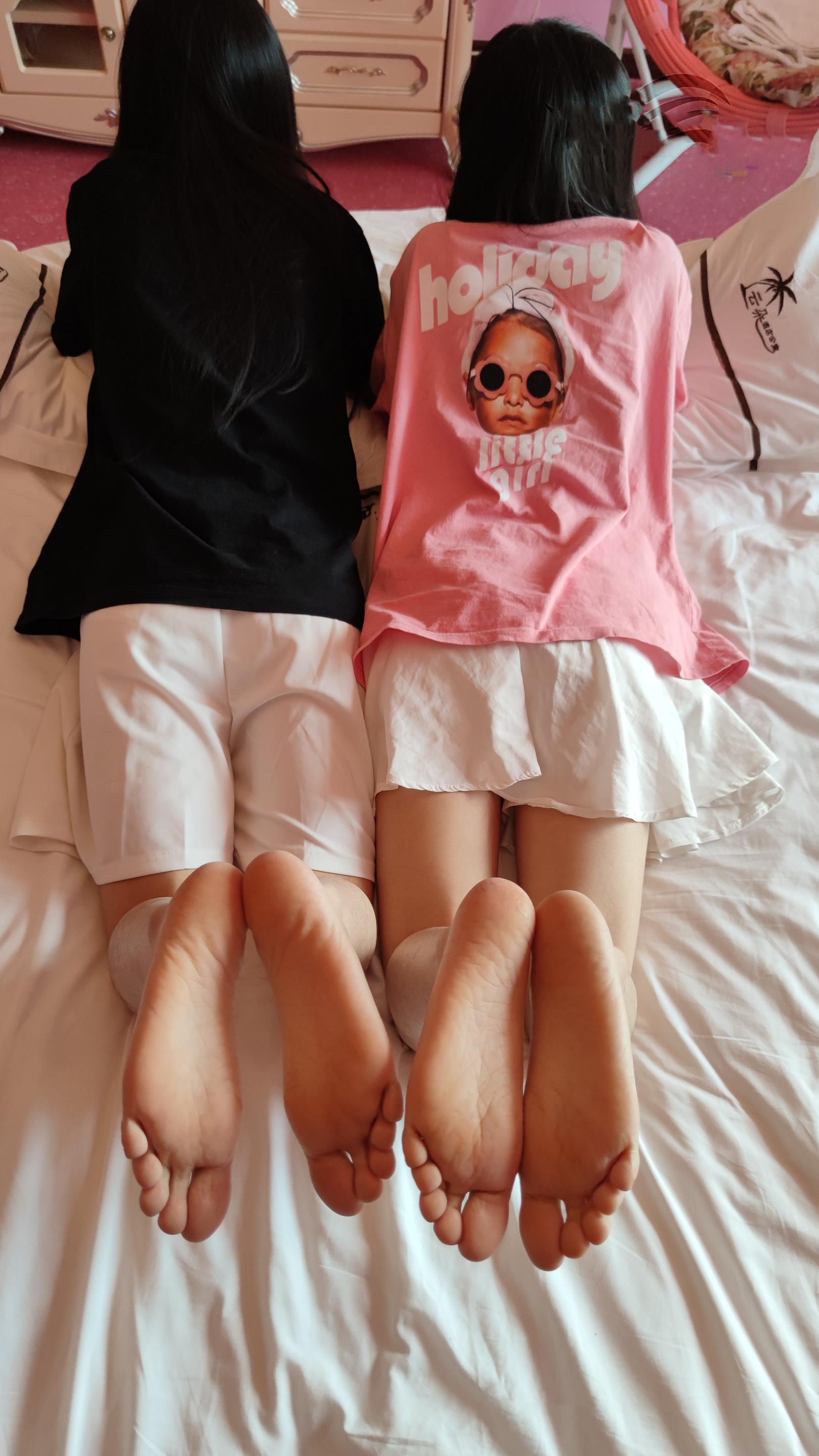 心动姐妹花：鱼鱼足影第67期黑白棉袜裸足 [149P/1V/505MB]插图5