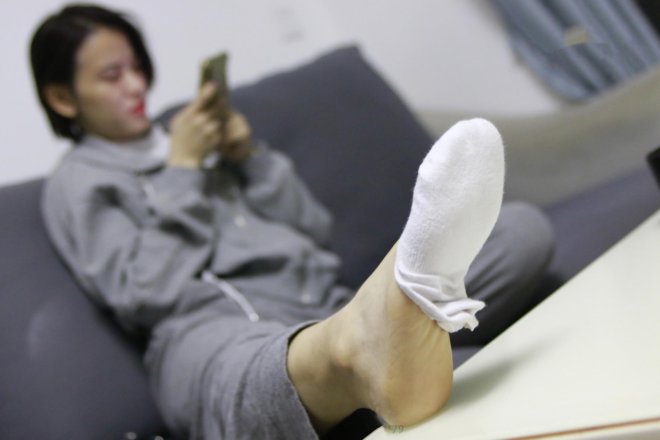 鱼鱼足影 90期 佛山安妮：麦昆小白鞋白棉船袜裸足 [118P/1V/681M]插图5