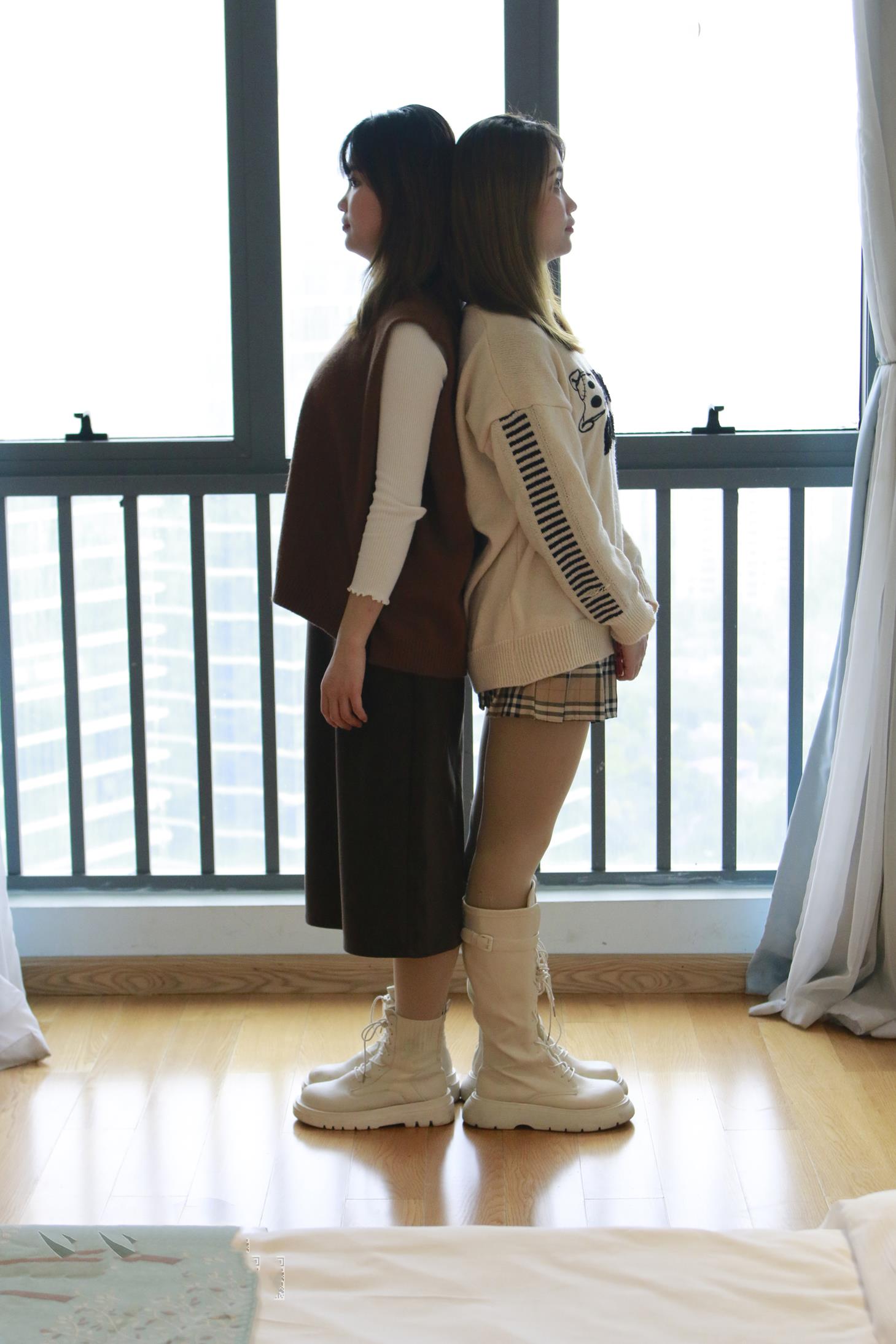 鱼鱼足影 第096期 双胞胎姐妹长短靴肉厚丝脚裸足 [63P/1V/247M]插图