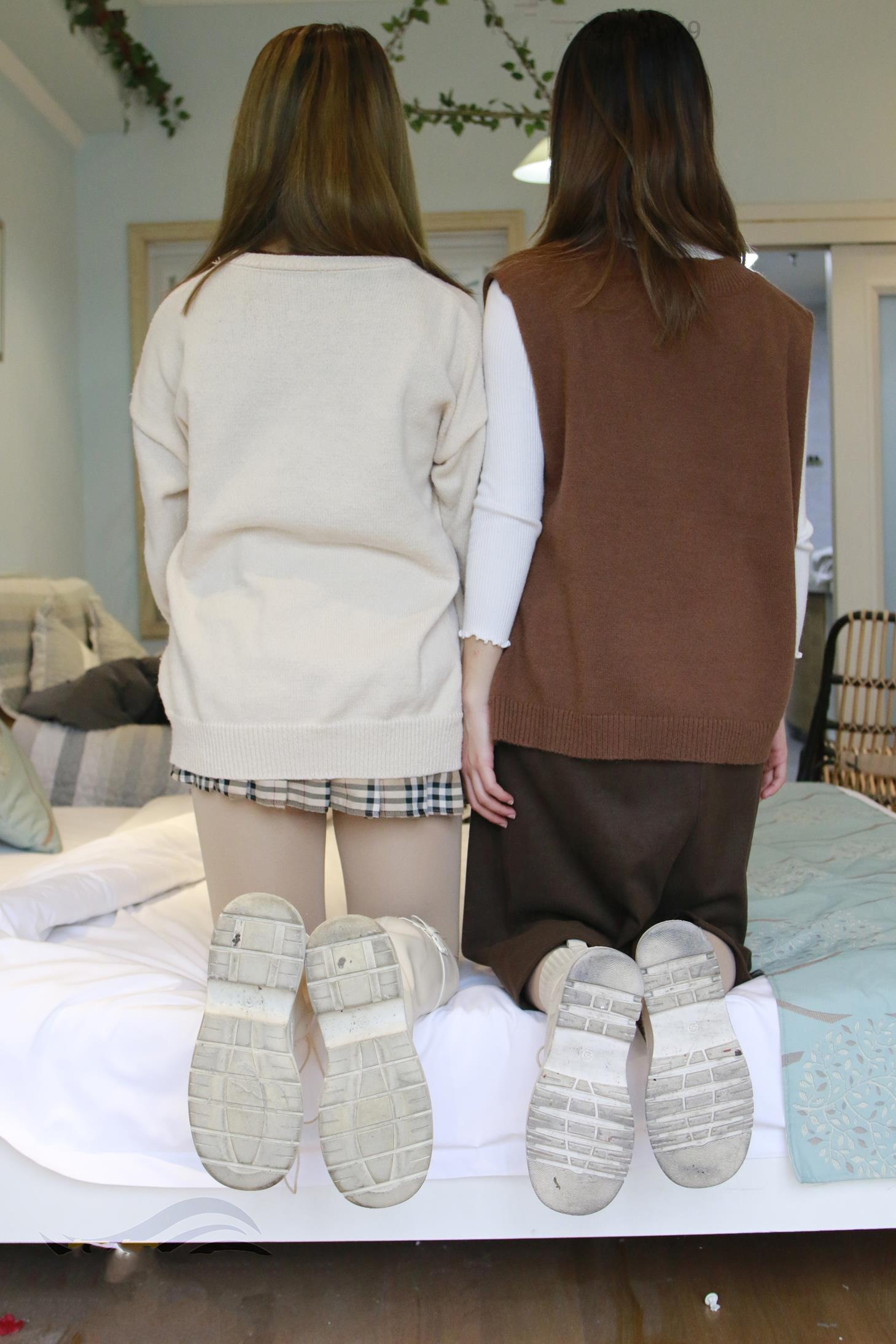 鱼鱼足影 第096期 双胞胎姐妹长短靴肉厚丝脚裸足 [63P/1V/247M]插图8