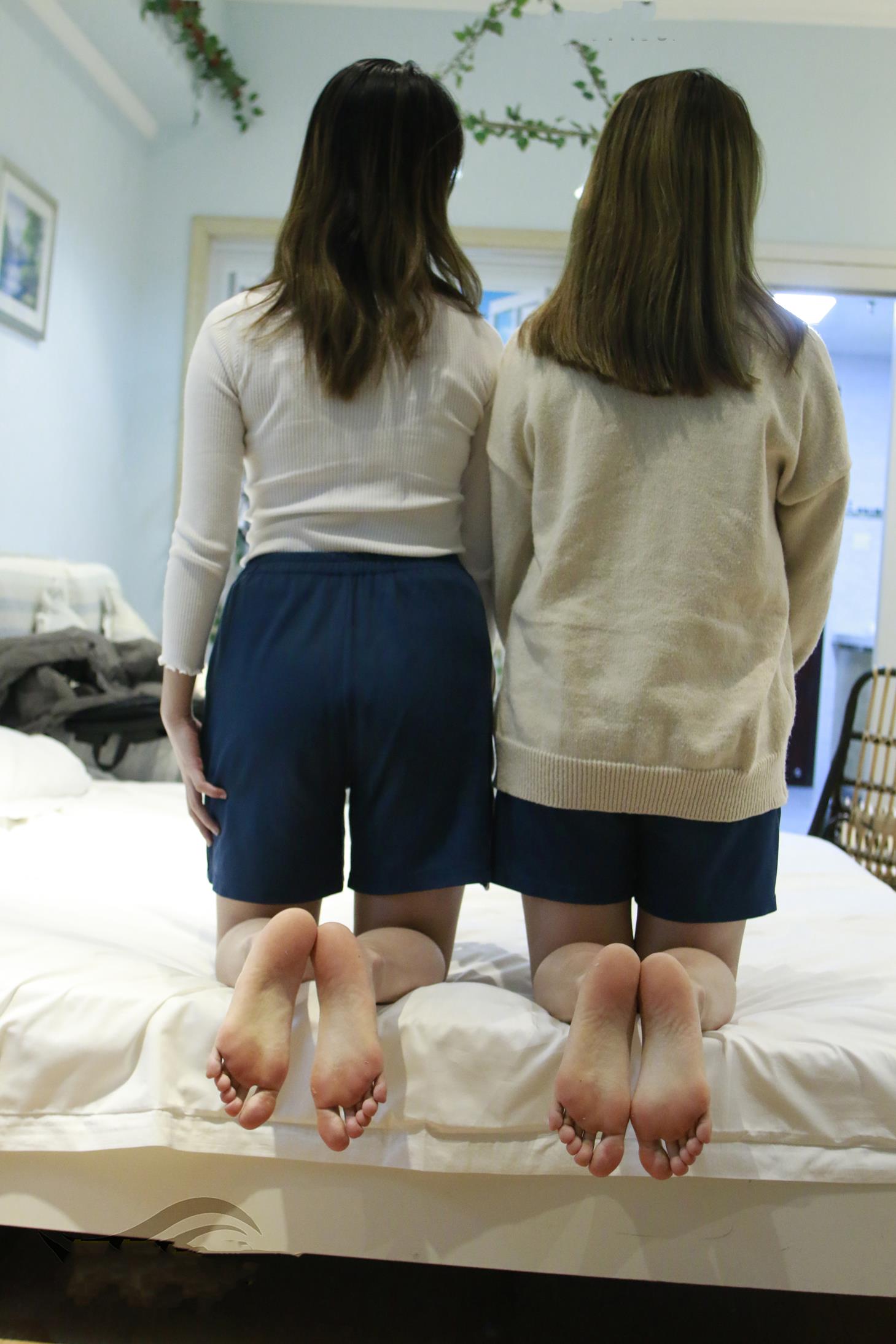 鱼鱼足影 第096期 双胞胎姐妹长短靴肉厚丝脚裸足 [63P/1V/247M]插图6