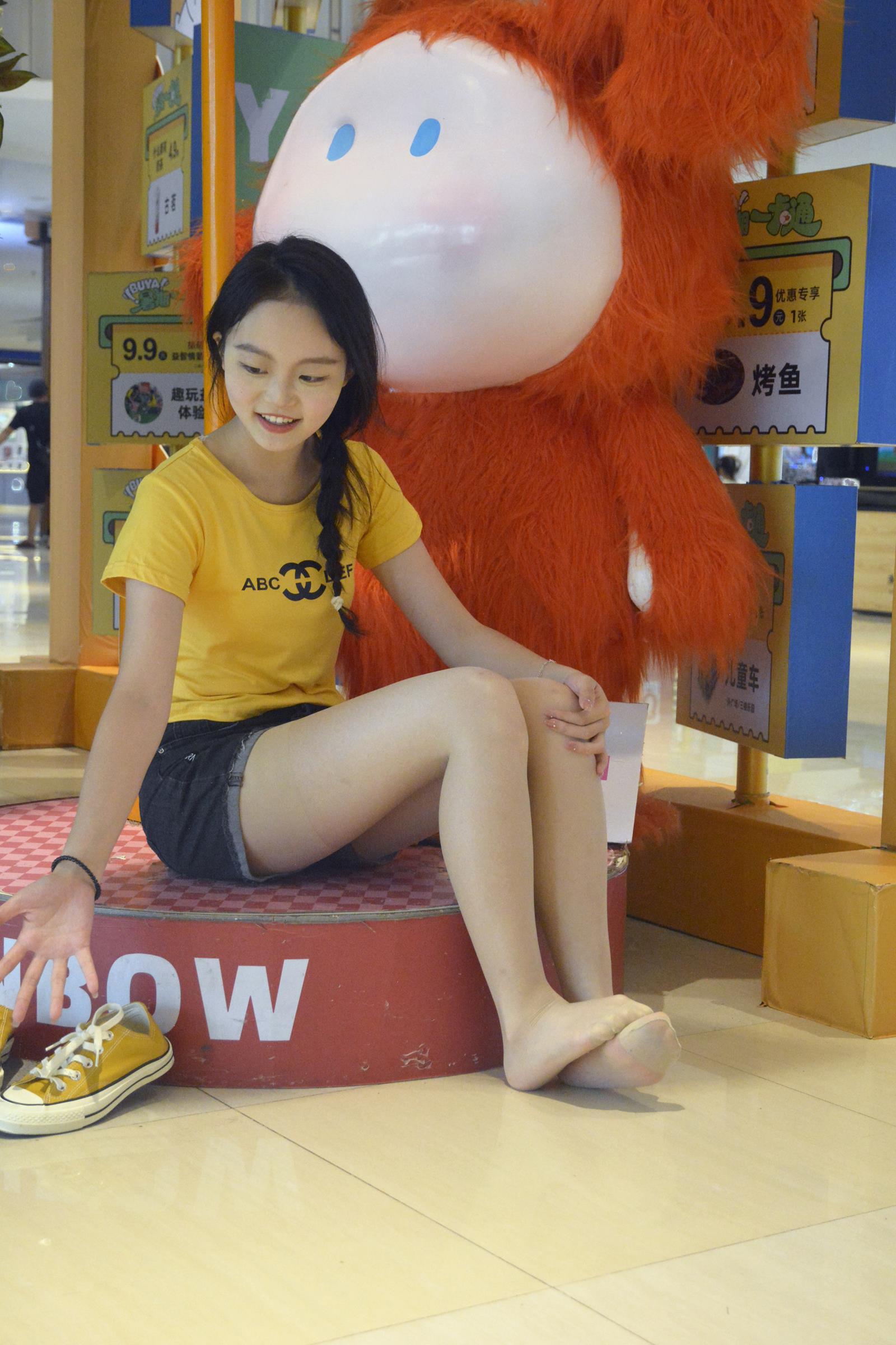 初夏女神 068 双双~元气少女搭配一双黄色帆布鞋成了小小多巴胺 [160P/1V/4.54G]插图1