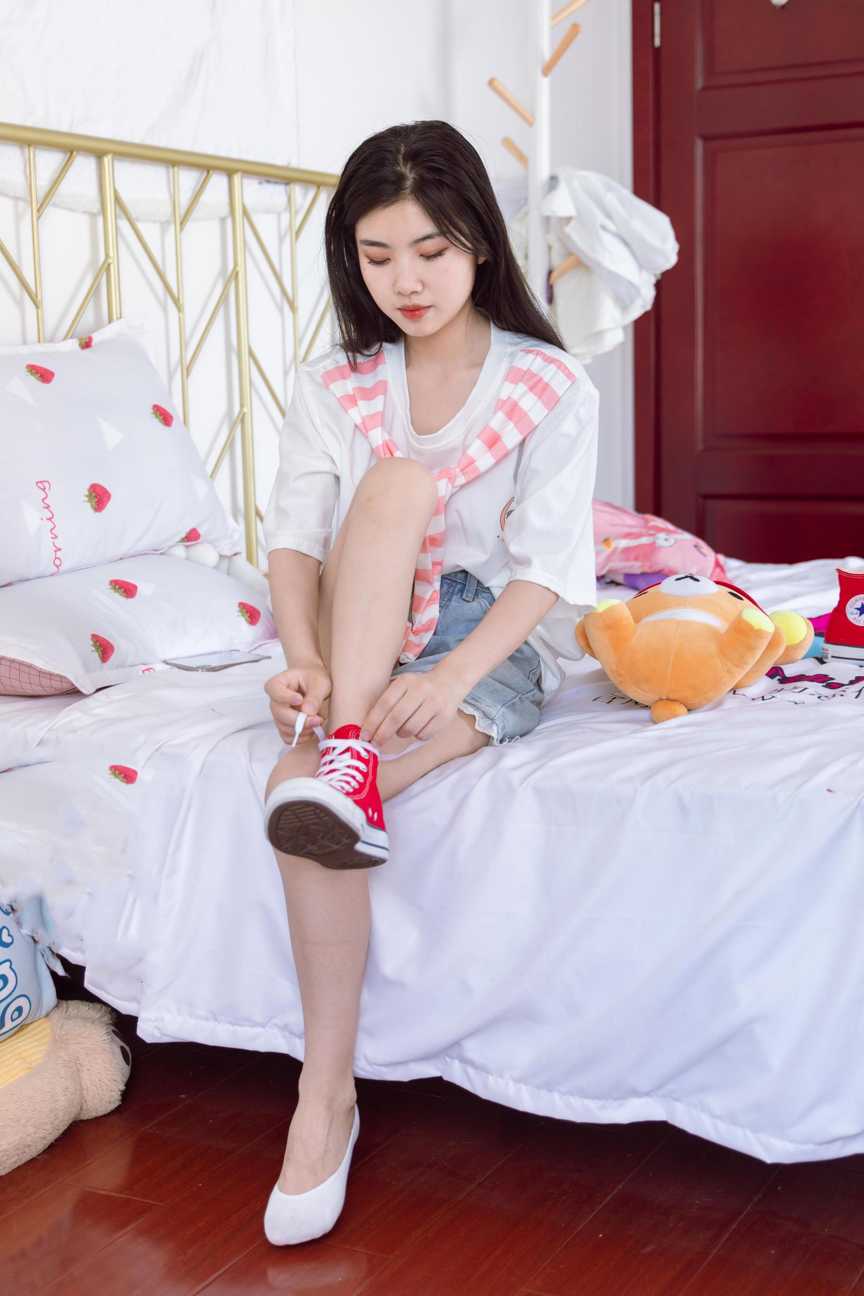 勿恋传媒 积分兑换 027期 米米牛仔短裤白色棉船袜脚 [151P/1V/4.29G]插图6