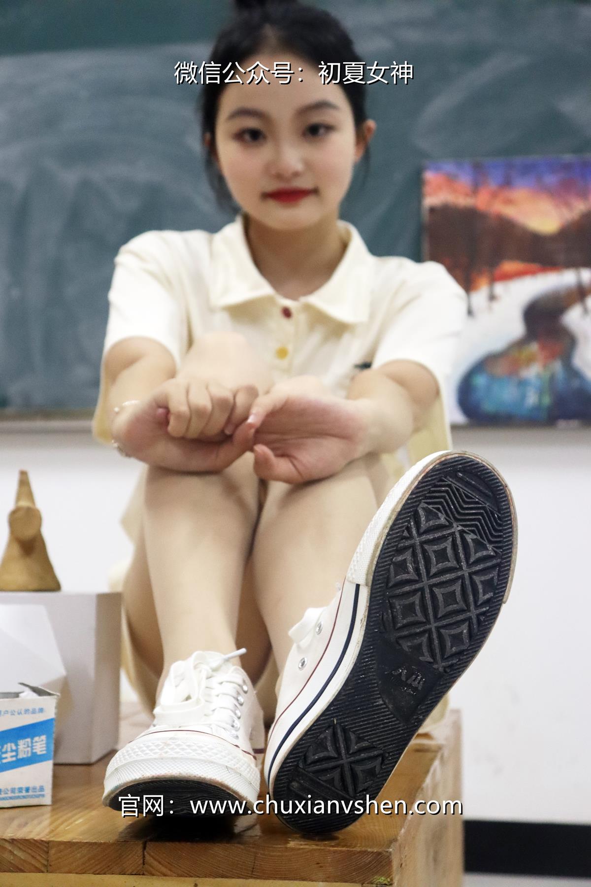 初夏女神 082期 双双~【打扫教室】开学了，被抽到打扫卫生的任务[145P/1V/5.13G]插图4