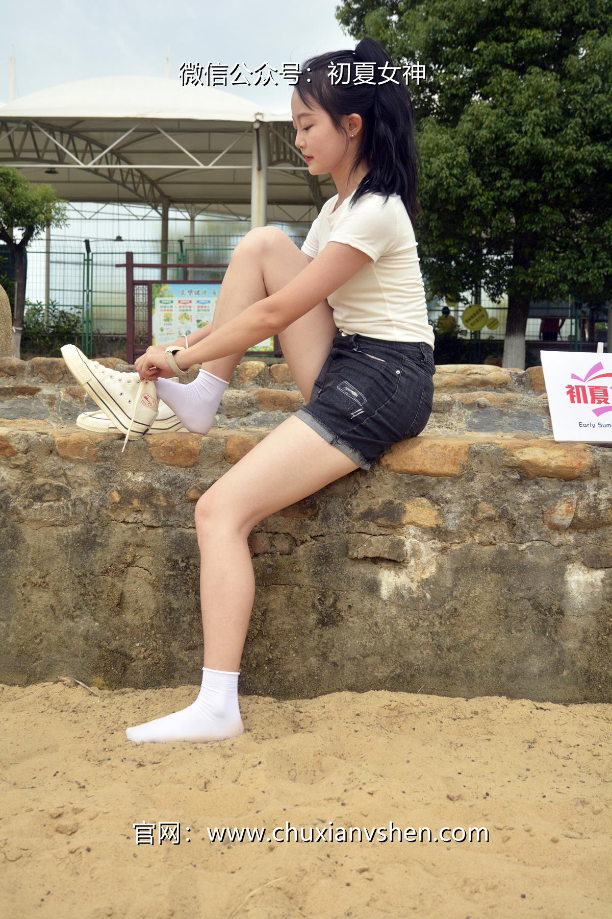 初夏女神 081期 双双~【愉快周末】本想逛逛竹林结果被蚊子跑轰出来了[145P/1V/5.85G]插图2