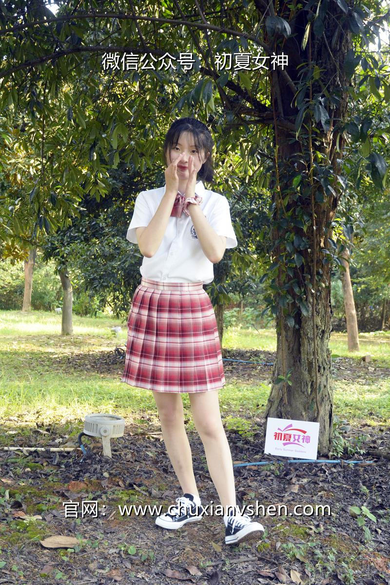 [初夏女神] 091期 安妮~草莓色JK 这款JK套装搭配匡威帆布鞋也挺好看 [140P/1V/5.98G]插图2