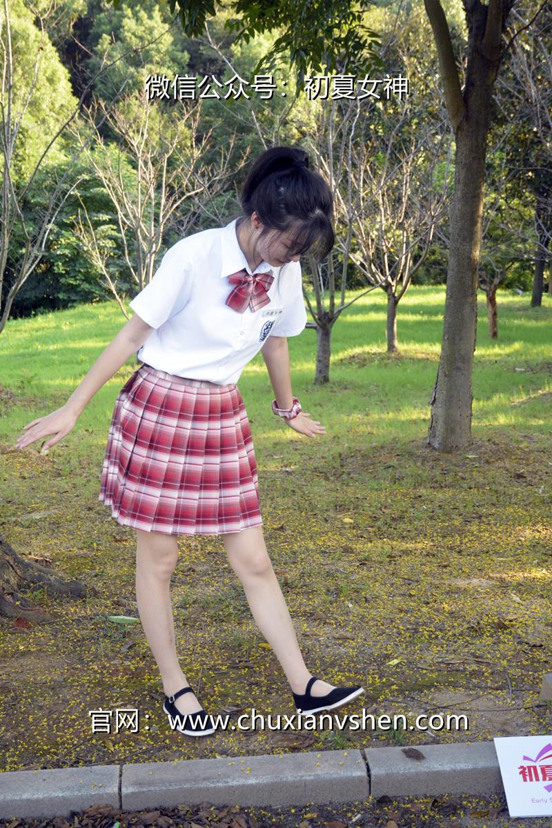 [初夏女神] 091期 安妮~草莓色JK 这款JK套装搭配匡威帆布鞋也挺好看 [140P/1V/5.98G]插图5