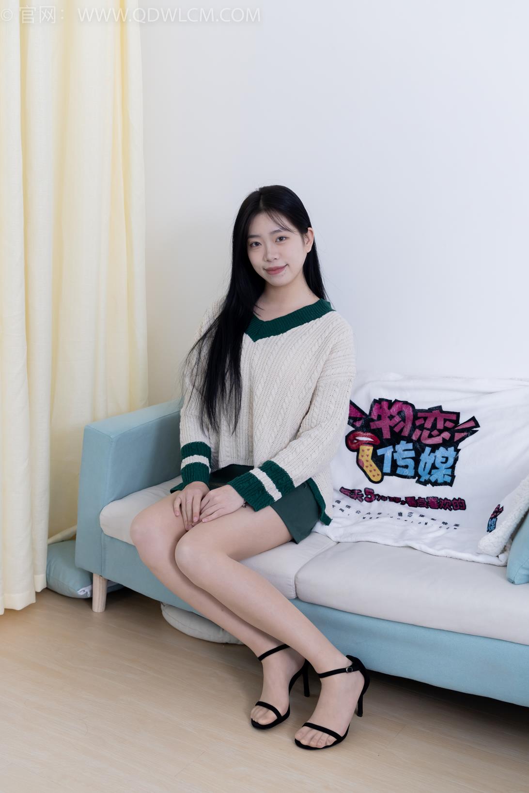 勿恋传媒 1854期 小谷冬日暖阳三双高跟鞋肉丝脚尖加固款裸足[150P/1V/6G]插图1