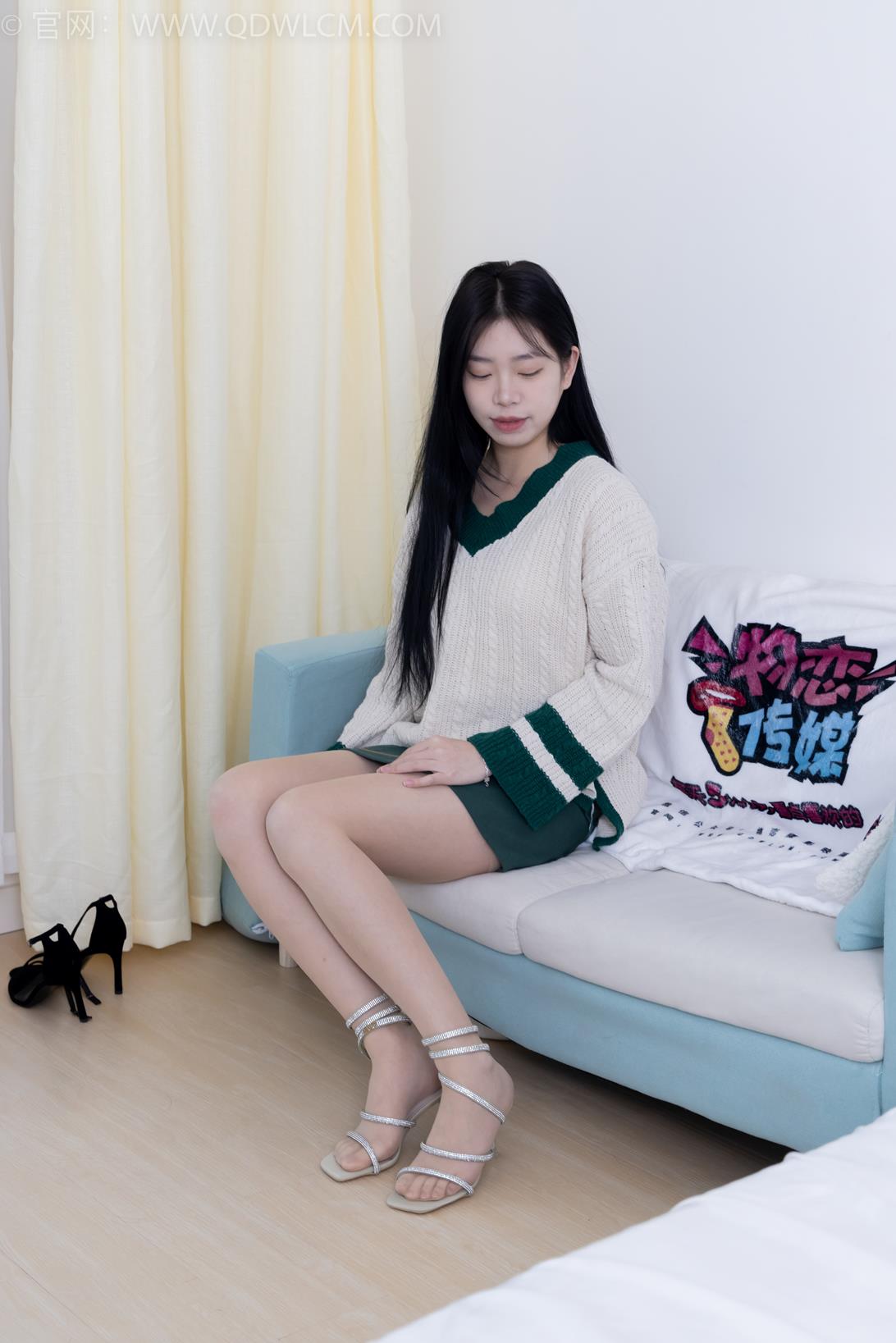 勿恋传媒 1854期 小谷冬日暖阳三双高跟鞋肉丝脚尖加固款裸足[150P/1V/6G]插图3