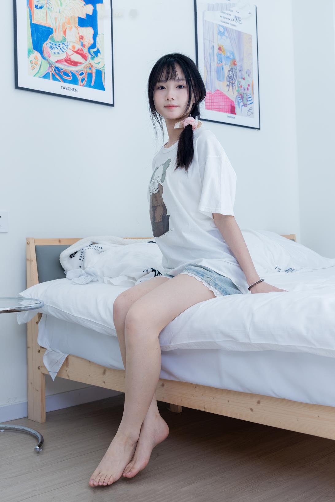 袜啵啵 331期 甜甜圈花絮版板鞋白棉袜裸足[144P/1V/5.74G]插图3