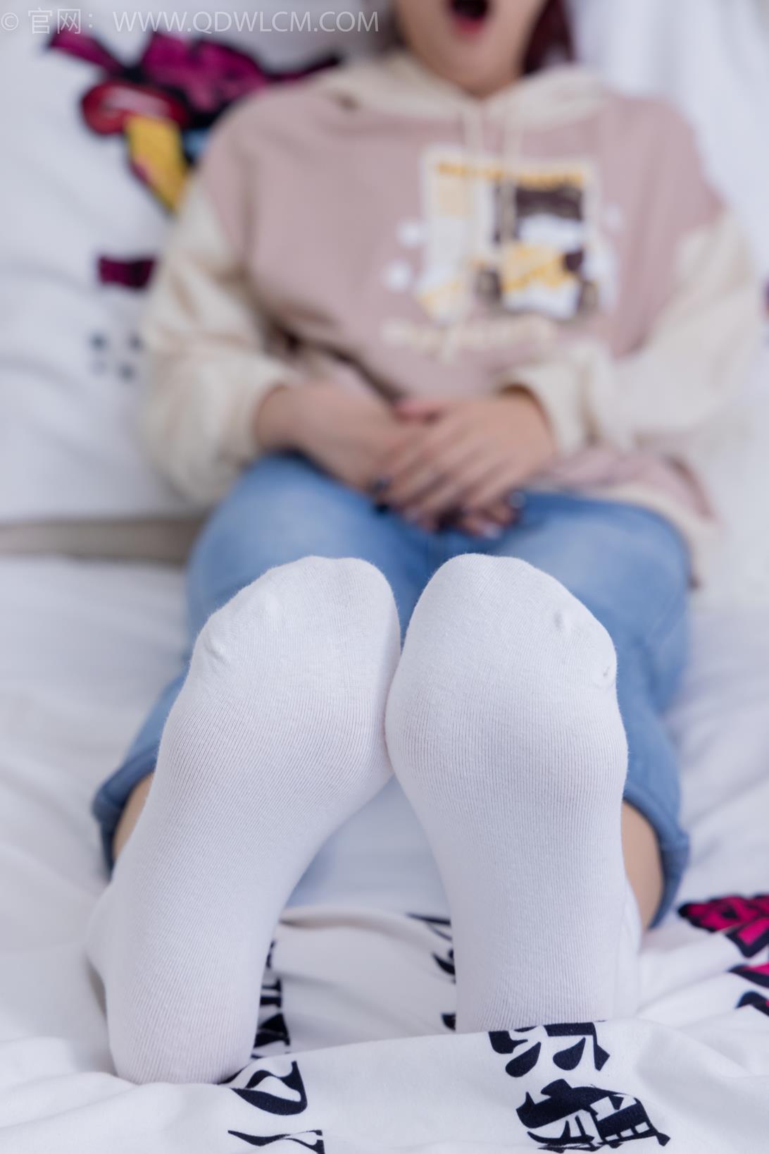 勿恋传媒 1864期 茯苓如果爱忘了两双板鞋白棉袜黑棉袜皮筋绑脚老头乐挠脚剧情 [180P/1V/5.6GB]插图4