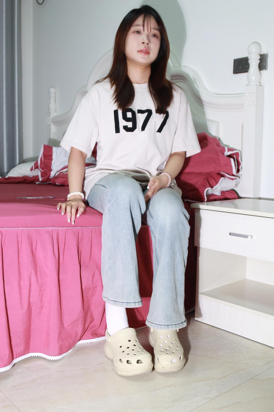 原创 蕊蕊第二期 牛仔裤凉鞋白棉袜脚[81P/4V/2.07GB]插图5