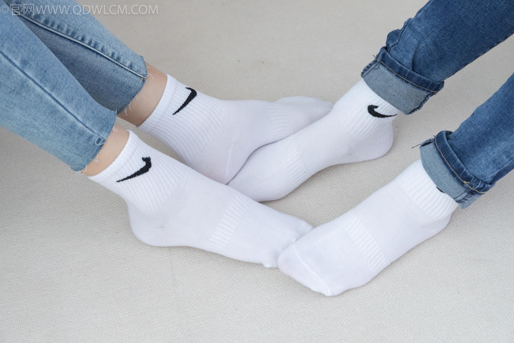 勿恋传媒 1913期 菜菜绒绒牛奶棉花糖长筒靴白色棉袜脚[181P/1V/7.78G]插图6
