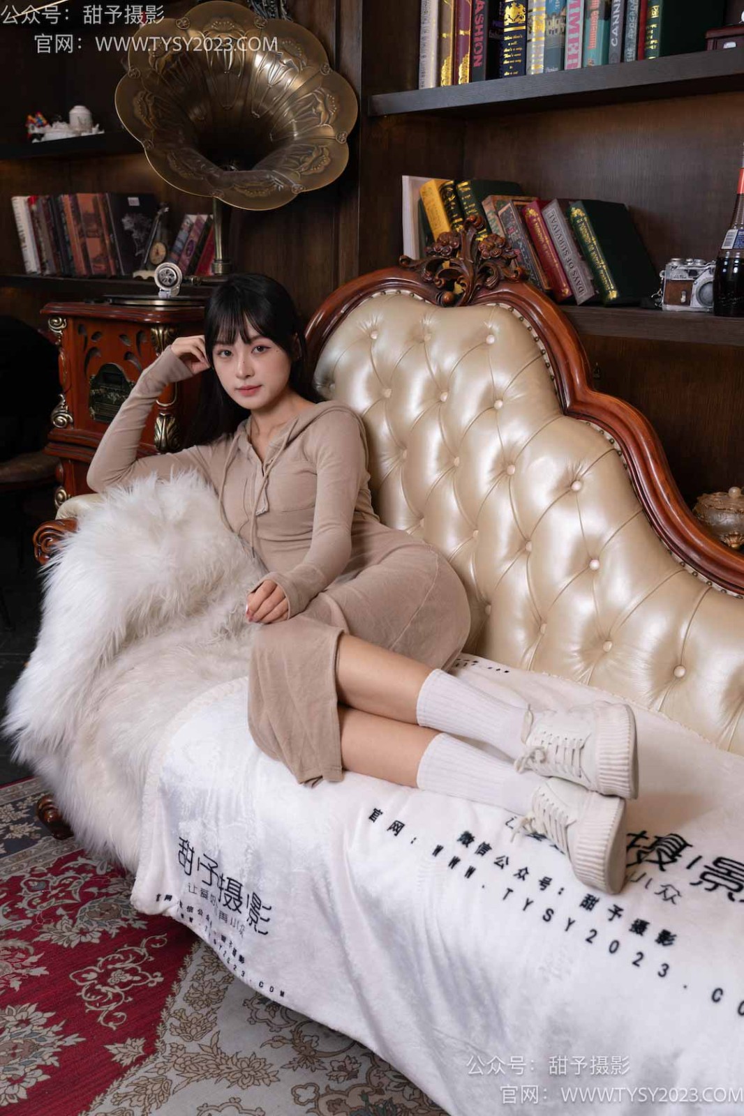 甜予摄影 NO.024 小离-板鞋、白棉袜、裸足 [129P/2V/9.36GB]插图