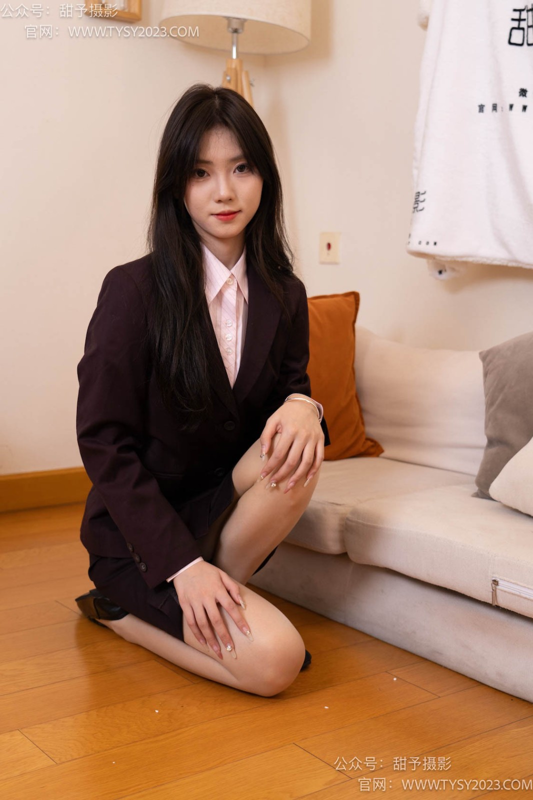 甜予摄影 NO.033 璇璇-银行至服、皮鞋、肉丝（脚尖加固款）[124P/2V/9.64GB]插图3