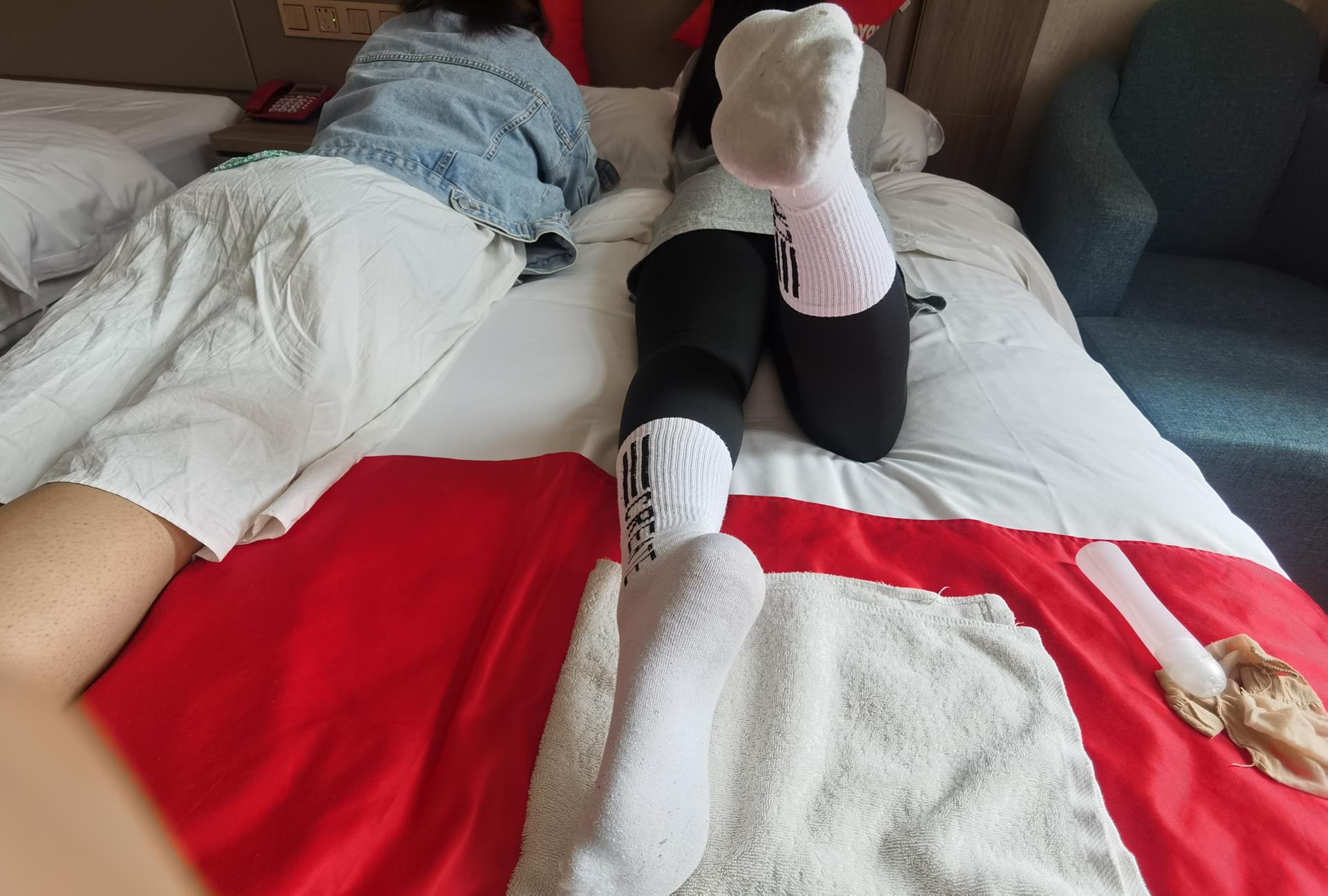 学舞蹈的小班花被我约来拍摄嫩脚丫瑜伽裤白棉袜裸足 [62P/1V/785MB]插图