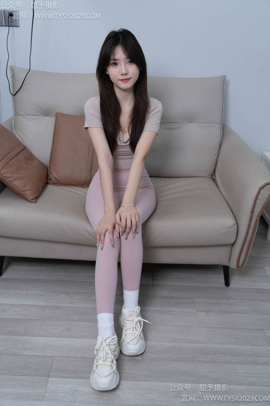 甜予摄影 NO.053 璇璇-瑜伽裤、运动鞋、白棉袜、裸足 [149P/2V/11.18GB]插图1