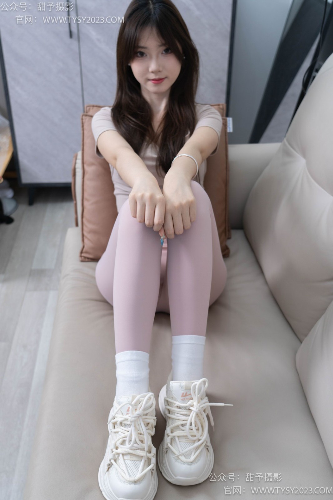 甜予摄影 NO.053 璇璇-瑜伽裤、运动鞋、白棉袜、裸足 [149P/2V/11.18GB]插图2