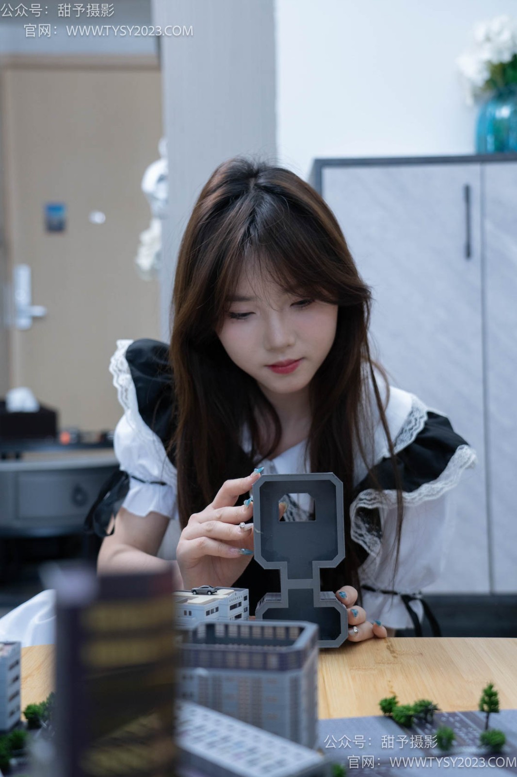 甜予摄影 NO.056 璇璇-高跟鞋、黑丝（脚尖加固款）、白丝（脚尖加固款，白丝仅图片和剧情版视频包含）、裸足、小人国剧情 [192P/2V/13.87GB]插图3