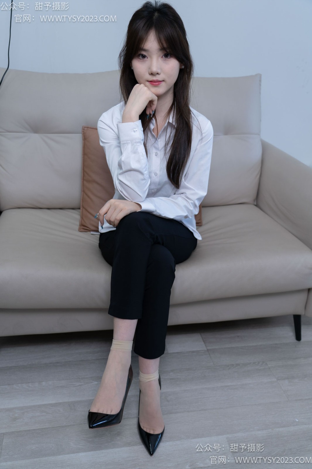 甜予摄影 NO.059 璇璇-OL至服、高跟鞋、薄绿丝（脚尖加固款）、短肉丝短黑丝（均为脚尖加固款）、裸足 [151P/2V/12.51GB]插图3