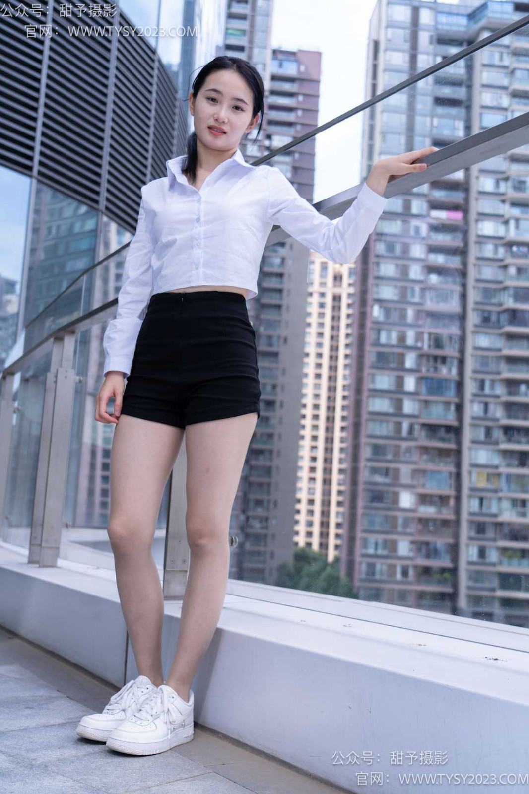 甜予摄影 NO.063 思思-板鞋、油亮灰丝（脚尖透明款） [137P/2V/10.00GB]插图3