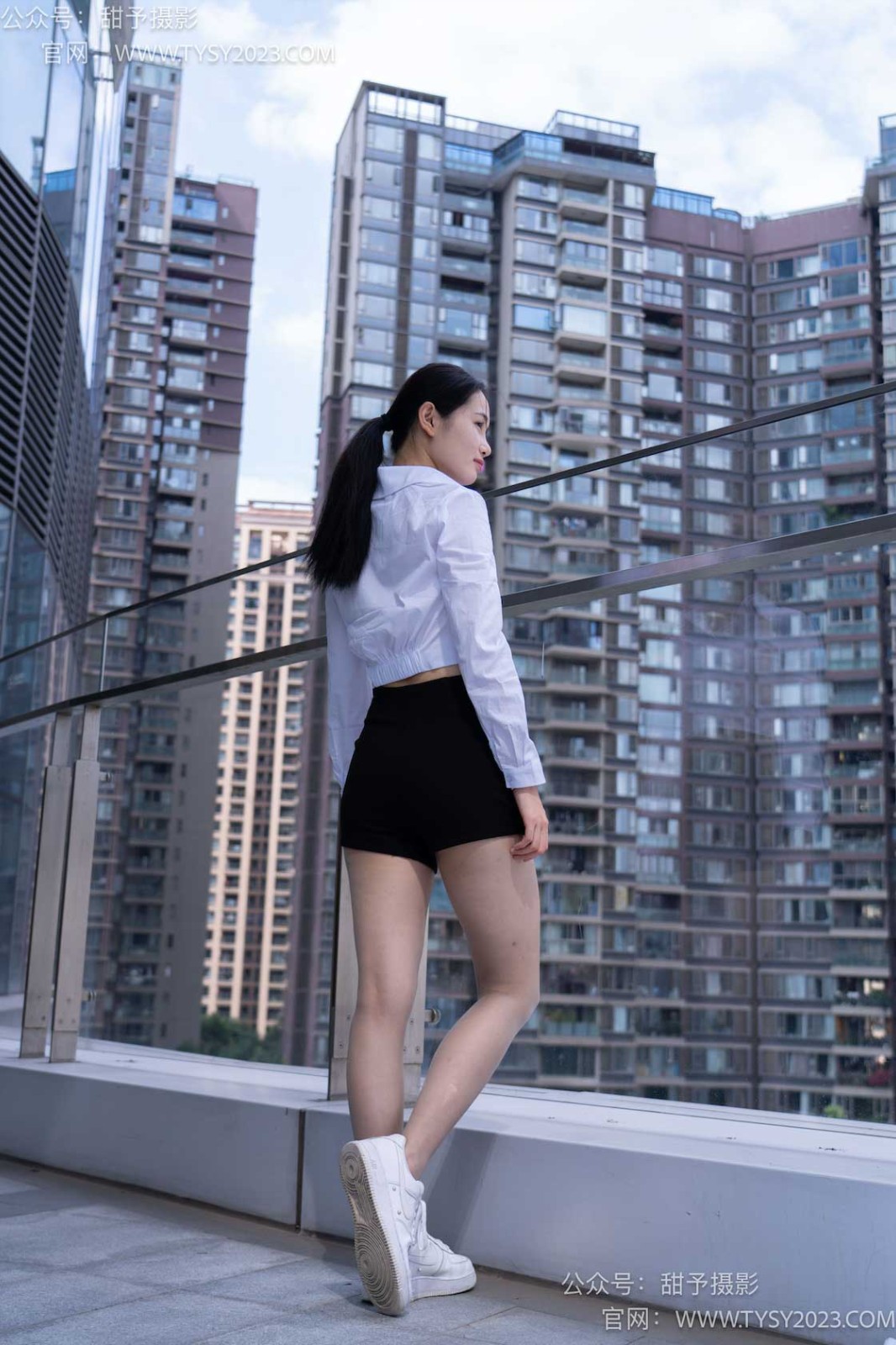 甜予摄影 NO.063 思思-板鞋、油亮灰丝（脚尖透明款） [137P/2V/10.00GB]插图