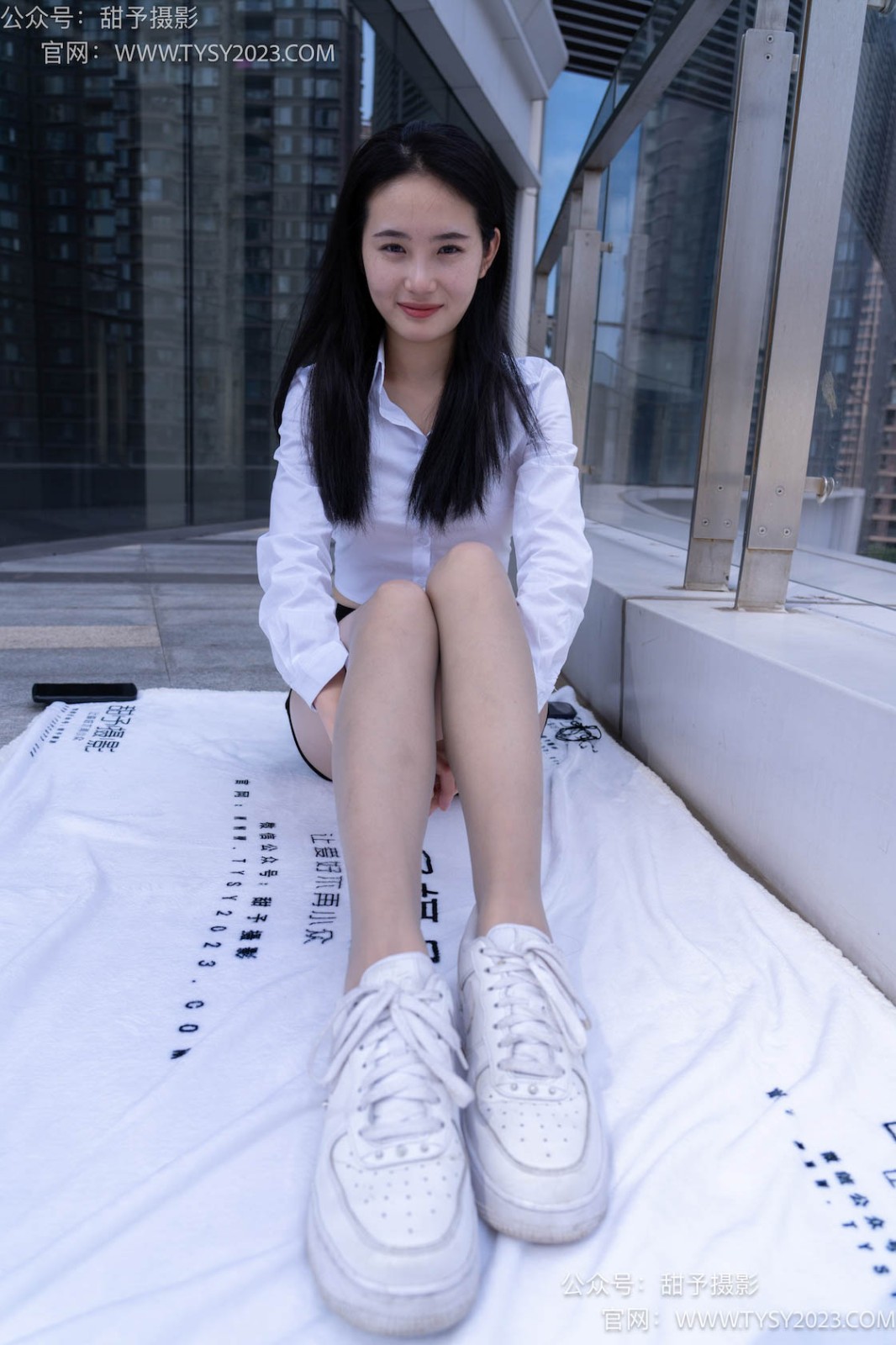 甜予摄影 NO.063 思思-板鞋、油亮灰丝（脚尖透明款） [137P/2V/10.00GB]插图2